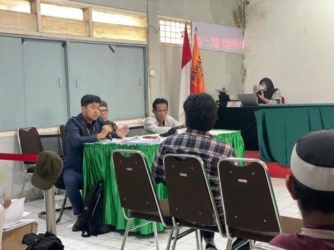 MENGKONFIRMASI SAKSI: Pelapor (Kanan) melakukan tanya jawab dan konfirmasi terhadap saksi yang hadir dalam Sidang Pelanggaran Administrasi Pemilu Serentak 2024 kemarin di Kantor Bawaslu Kota Malang (21/03).