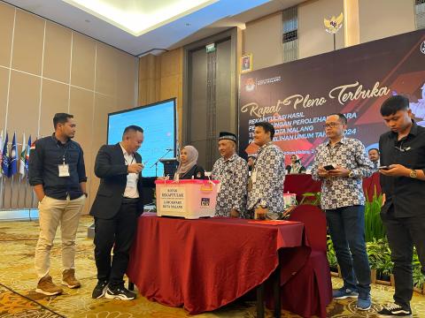 Ketua Bawaslu Kota Malang, M. Arifudin (kiri) mengawasi secara langsung proses pembukaan segel Kotak Rekapitulasi Hasil Penghitungan Perolehan Suara Tingkat Kota Malang Pemilu 2024.