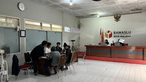 ANTUSIAS: Para pendaftar datang silih berganti ke Kantor Bawaslu Kota Malang hari ini (06/05).