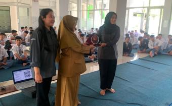 APRESIASI Perwakilan SMKN 9 Kota Malang menyerahkan cendera mata dalam kegiatan Konsolidasi Demokrasi bersama Bawaslu Kota Malang bertajuk “Efektivitas Pengawasan Pemilu dalam Menekan Pelanggaran Politik”, Senin (8/6/2026).