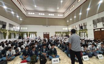 EDUKASI Anggota Bawaslu Kota Malang, Mohammad Hasbi Ash Shiddiqy, menyampaikan materi kepada siswa SMAN 2 Malang dalam kegiatan Konsolidasi Demokrasi bertajuk “Pengawasan Pemilu dan Upaya Menjaga Kepercayaan Publik”, Senin (8/6/2026).