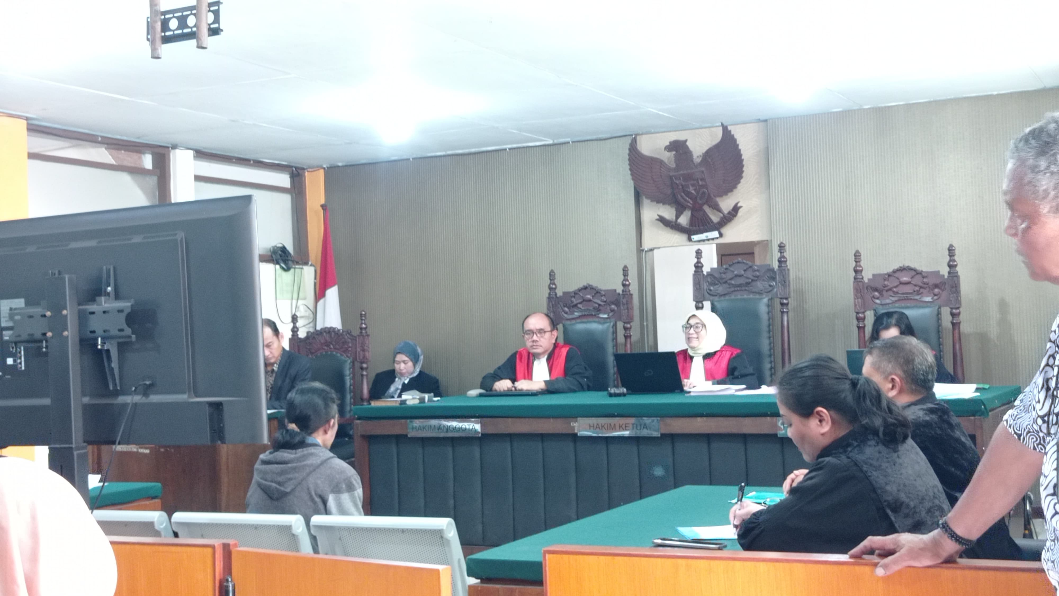Terdakwa DN sedang mendengarkan penjelasan Hakim Ketua di Pengadilan Negeri Malang (01/02).
