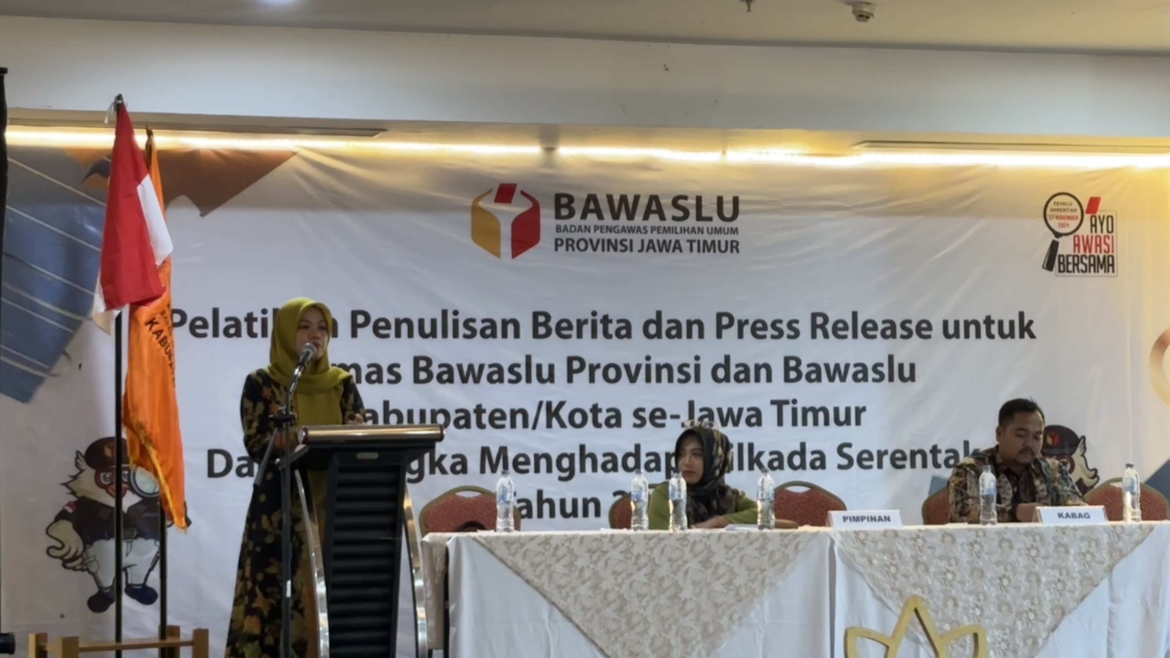 Koordiv. Humas Bawaslu Provinsi Jawa Timur, Dwi Endah memberikan sambutan dan evaluasi terkait kinerja kehumasan se-Jawa Timur.