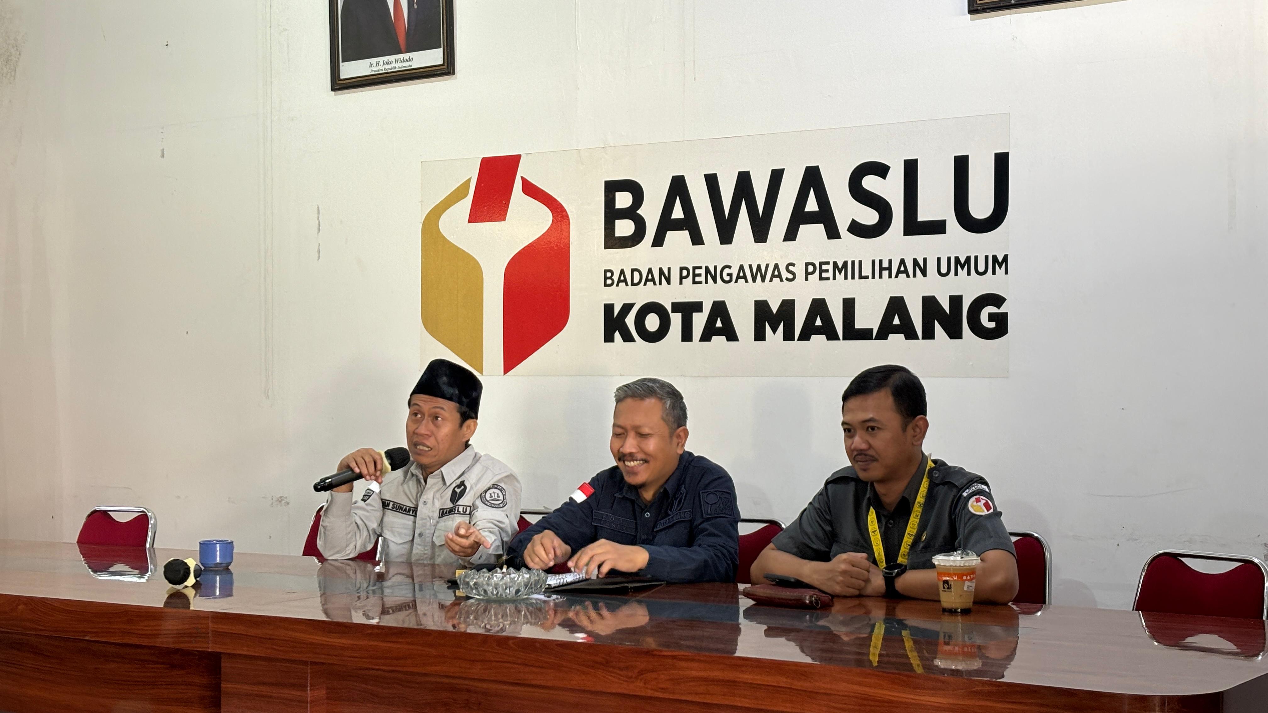 Iwan Sunaryo (kiri) Koordiv. Hukum dan Penyelesaian Sengketa, didampingi Budi Santoso, Kepala Sekretariat dan Aditya Pramono, Kasubbag. Administrasi Bawaslu Kota Malang memimpin Staff Meeting hari ini (17/07).