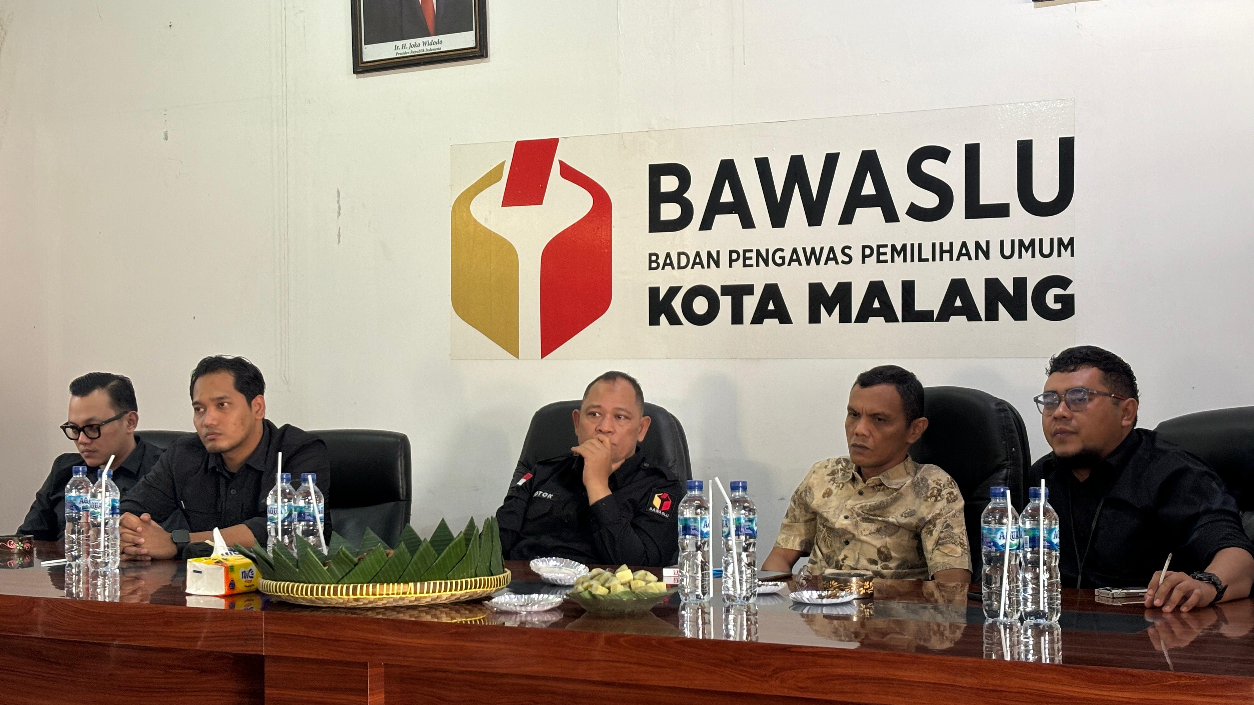 Totok Hariyono (tengah), selaku Pimpinan Bawaslu Republik Indonesia sedang melakukan hearing bersama Bawaslu Kota Malang pagi tadi (22/07).