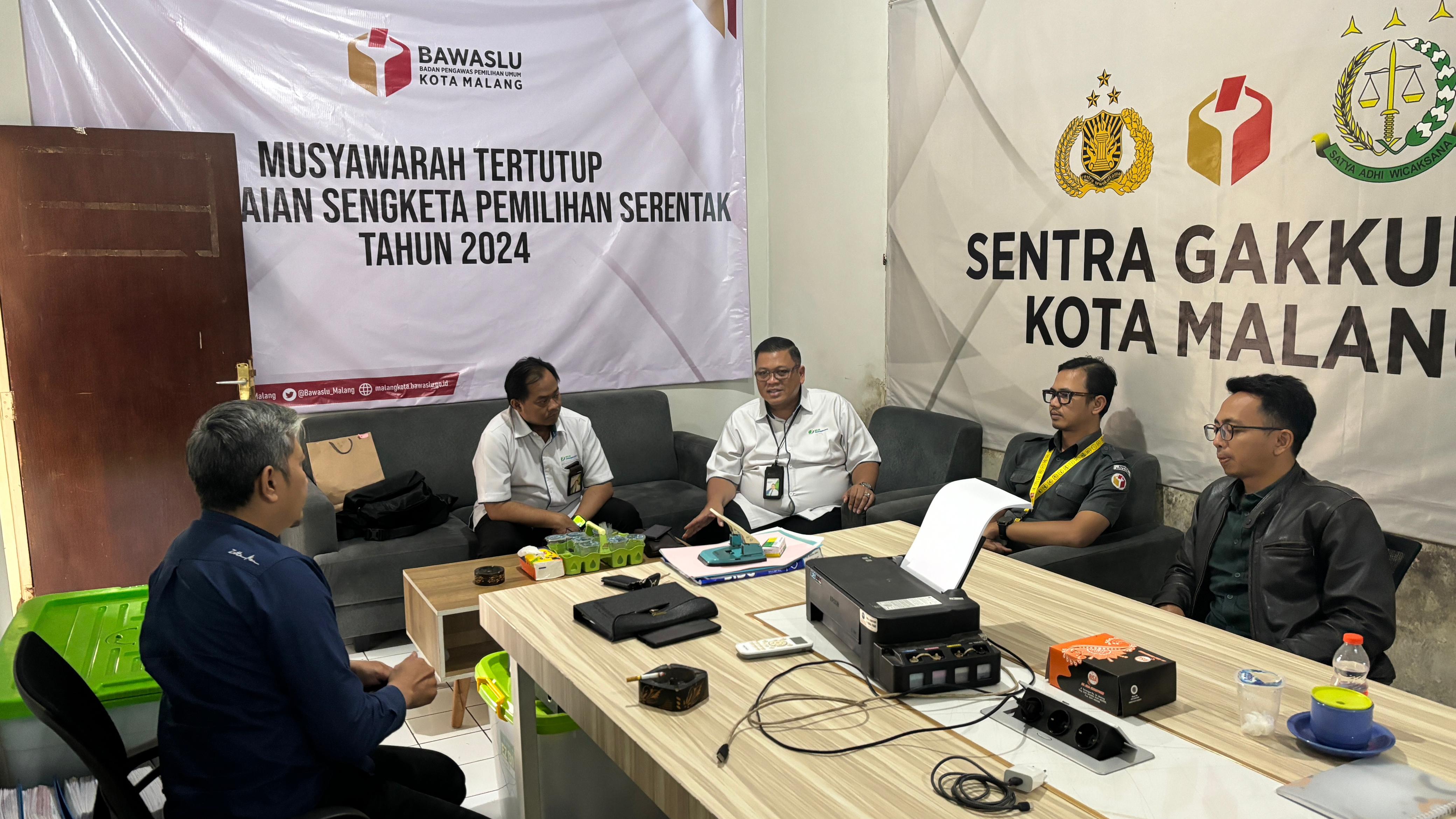 Dana, perwakilan BPJS Kota Malang menjelaskan manfaat program perlindungan kepada Jajaran Sekretariat Bawaslu Kota Malang.