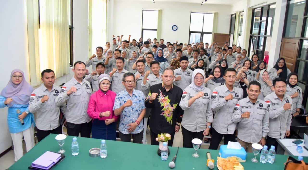 Totok Hariyono (tengah) bersama seluruh peserta Rapat Evaluasi di Kantor Bawaslu Batu hari ini (08/06).