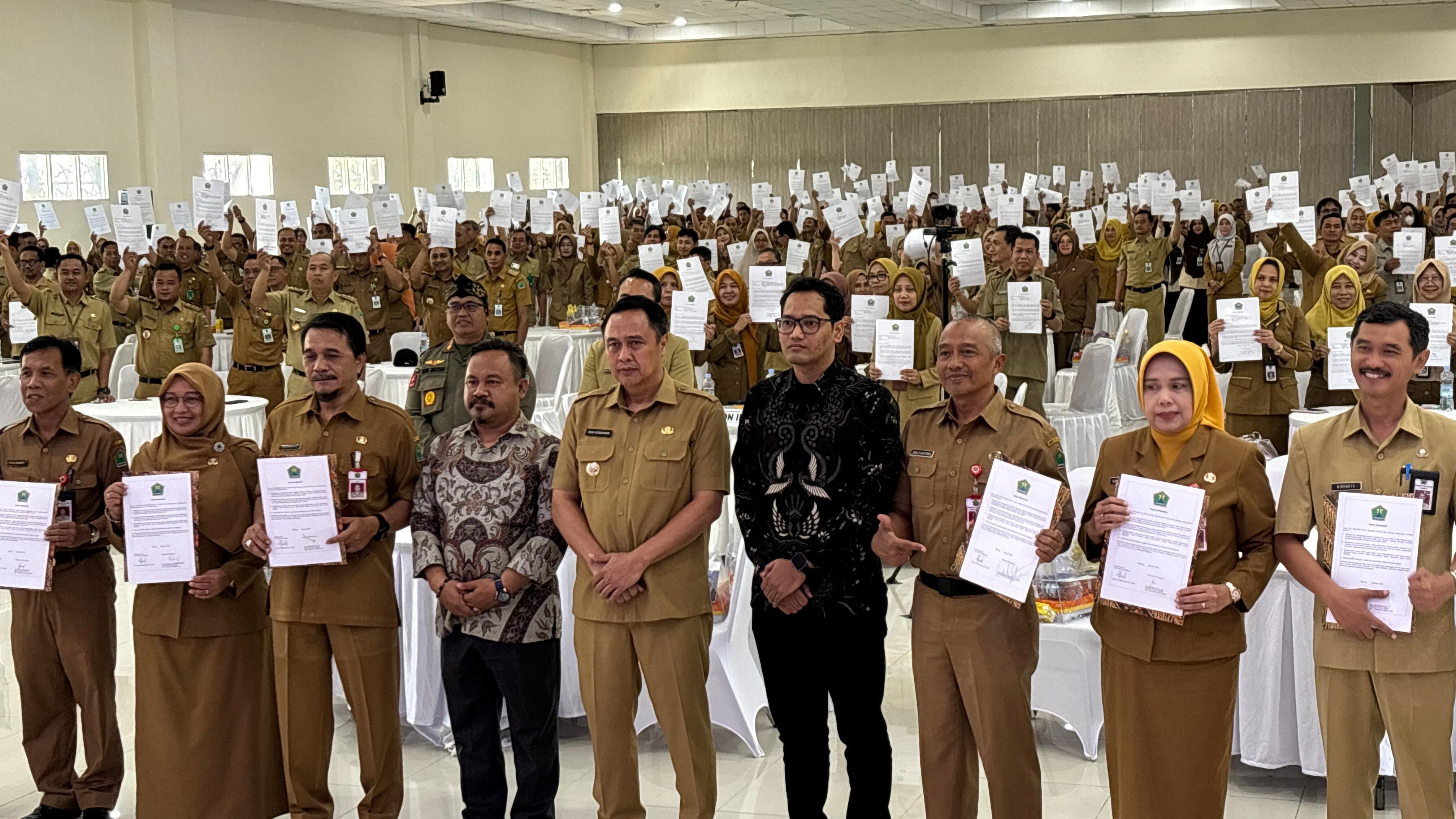 Ketua Bawaslu Kota Malang, M. Arifudin (batik hitam) bersama PJ. Walikota Malang dan Ketua KPU Kota Malang mendokumentasikan diri di depan ratusan ASN yang memegang Ikrar Netralitas.