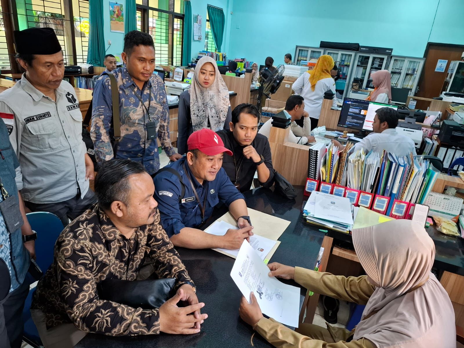 Iwan Sunaryo (Kemeja abu) bersama M. Arifudin (Kemeja hitam) selaku Pimpinan Bawaslu Kota Malang terjun langsung ke lapangan untuk melakukan Pengawasan Melekat kegiatan Vermin (Verifikasi Administrasi) Selasa (03/09) lalu.