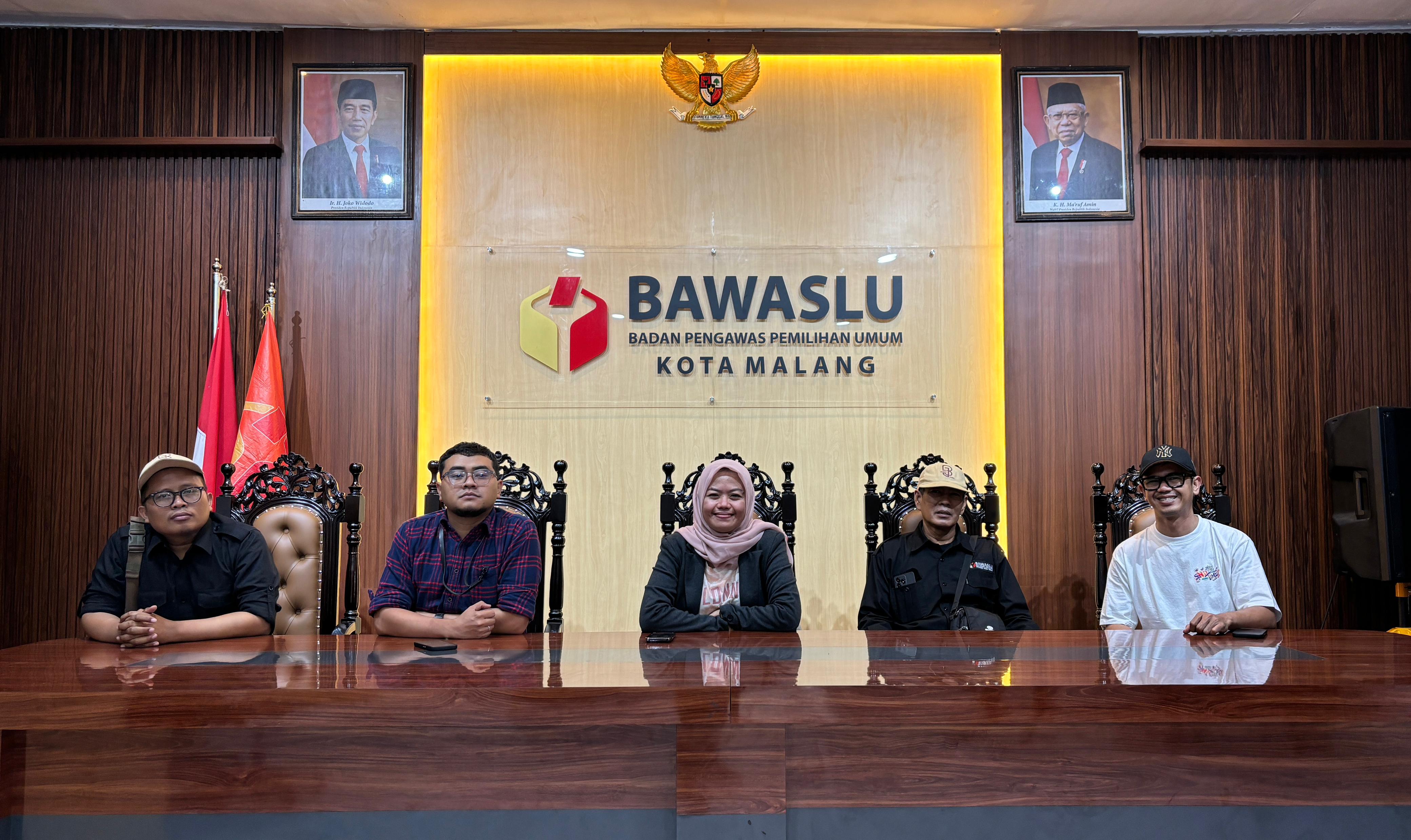 Dwi Endah P., Anggota Bawaslu Provinsi Jawa Timur melakukan supervisi dan disambut oleh M. Hasbi Ash Shiddiqy, Koordiv. Pencegahan, Partisipasi Masyarakat dan Humas didampingi Aditya Pramono, Kasubbag. Administrasi Bawaslu Kota Malang.