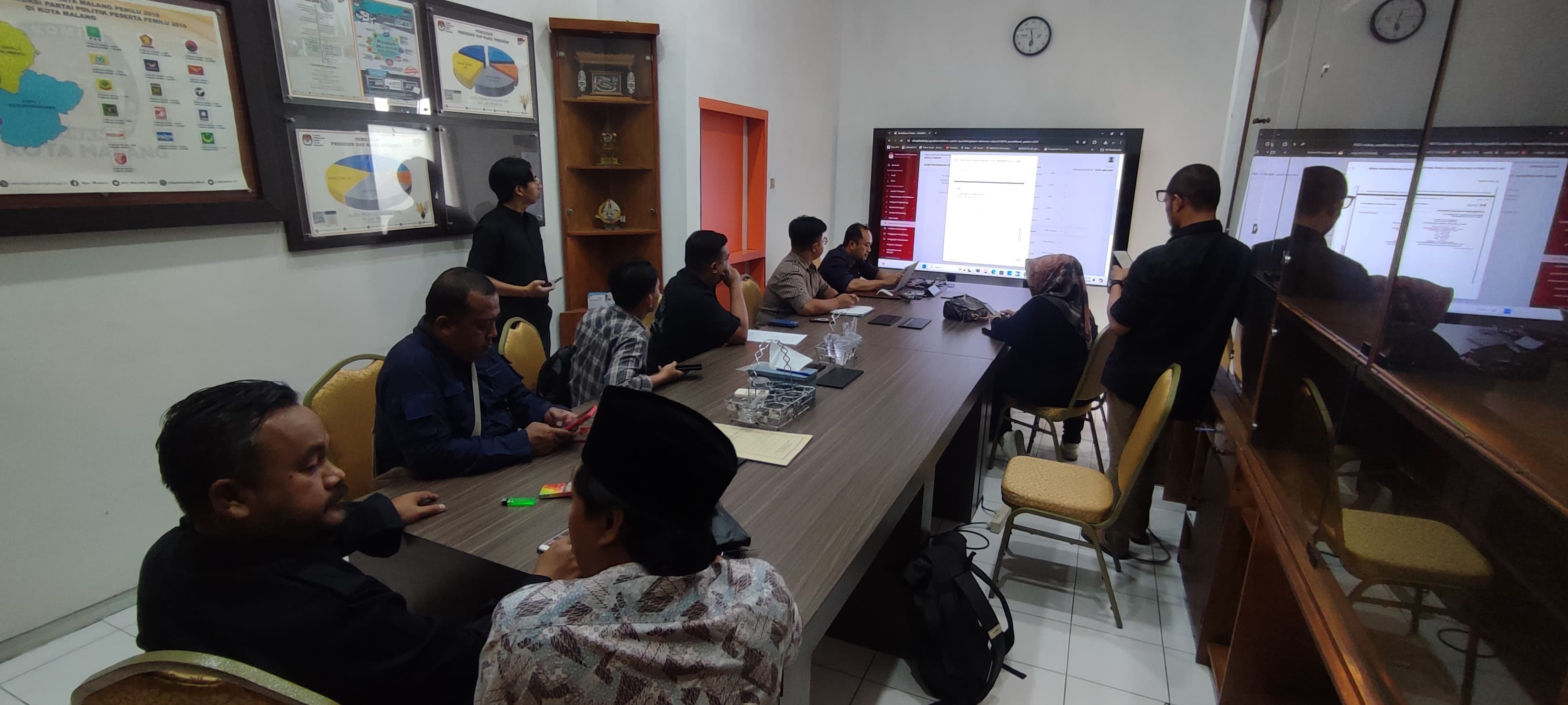 Suasana pengawasan melekat penerimaan berkas perbaikan pendaftaran di KPU Kota Malang, terlihat Iwan Sunaryo selaku Koordiv. Hukum dan Penyelesaian Sengketa Bawaslu Kota Malang sedang berkoordinasi dengan M. Toyib selaku Ketua KPU Kota Malang.