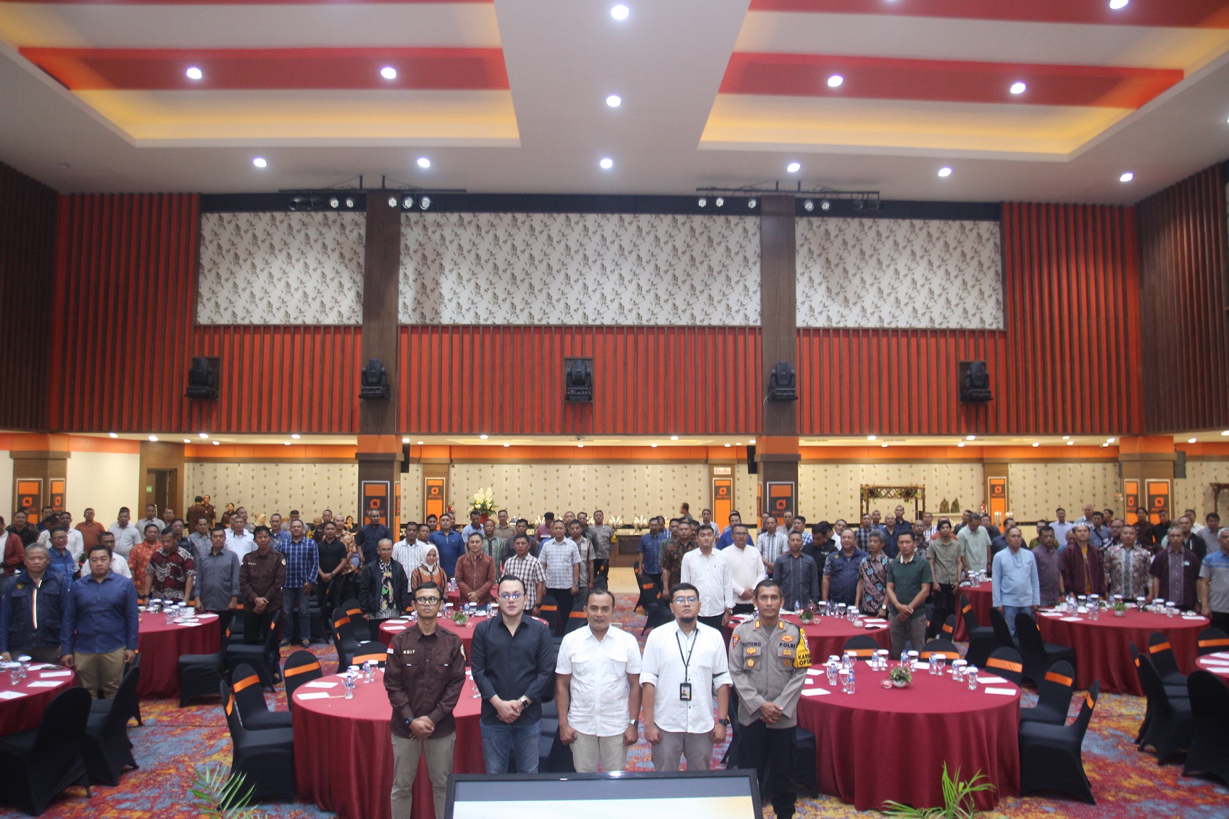 Hamdan Akbar Safara dan M. Hasbi Ash Shiddiqy (tengah) berfoto bersama seluruh peserta sosialisasi pengawasan partisipatif tentang Netralitas ASN, kemarin (26/10).