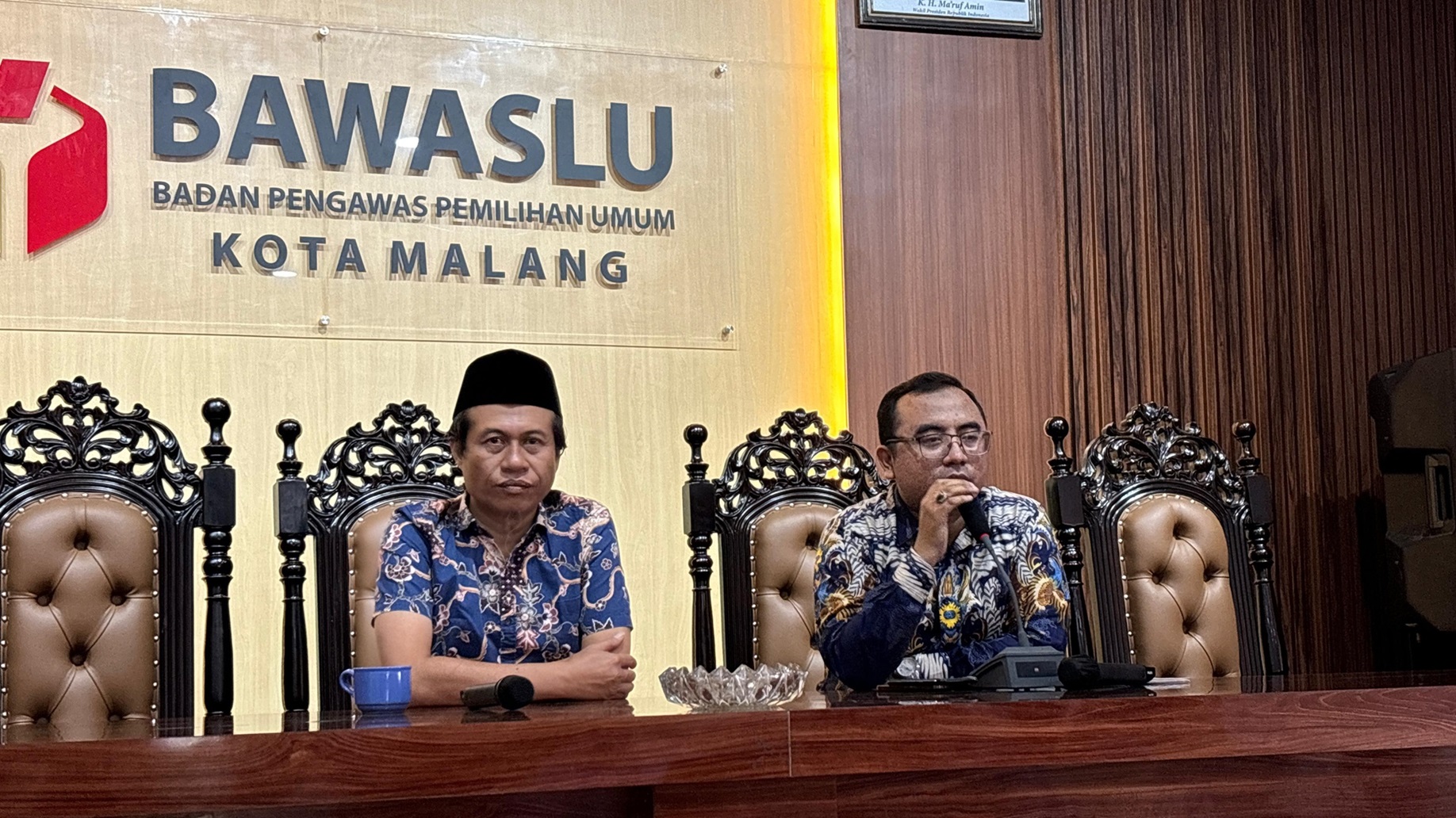 Iwan Sunaryo (kiri) Koordiv. Hukum dan Penyelesaian Sengketa, mendampingi Ahmad Siboy (kanan) Akademisi Hukum dalam forum diskusi pagi ini (10/10).