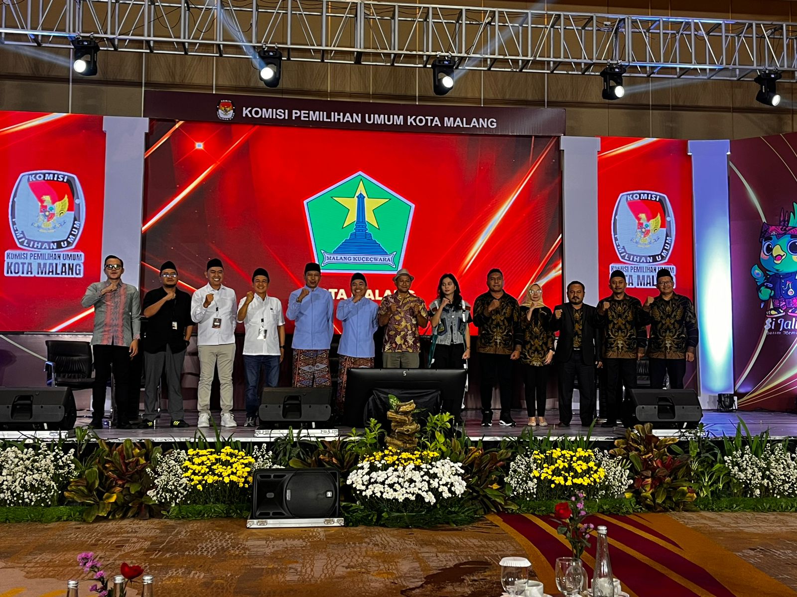 Jajaran Pimpinan Bawaslu Kota Malang menghadiri Debat Publik II Pilkada Kota Malang, malam ini (09/11).