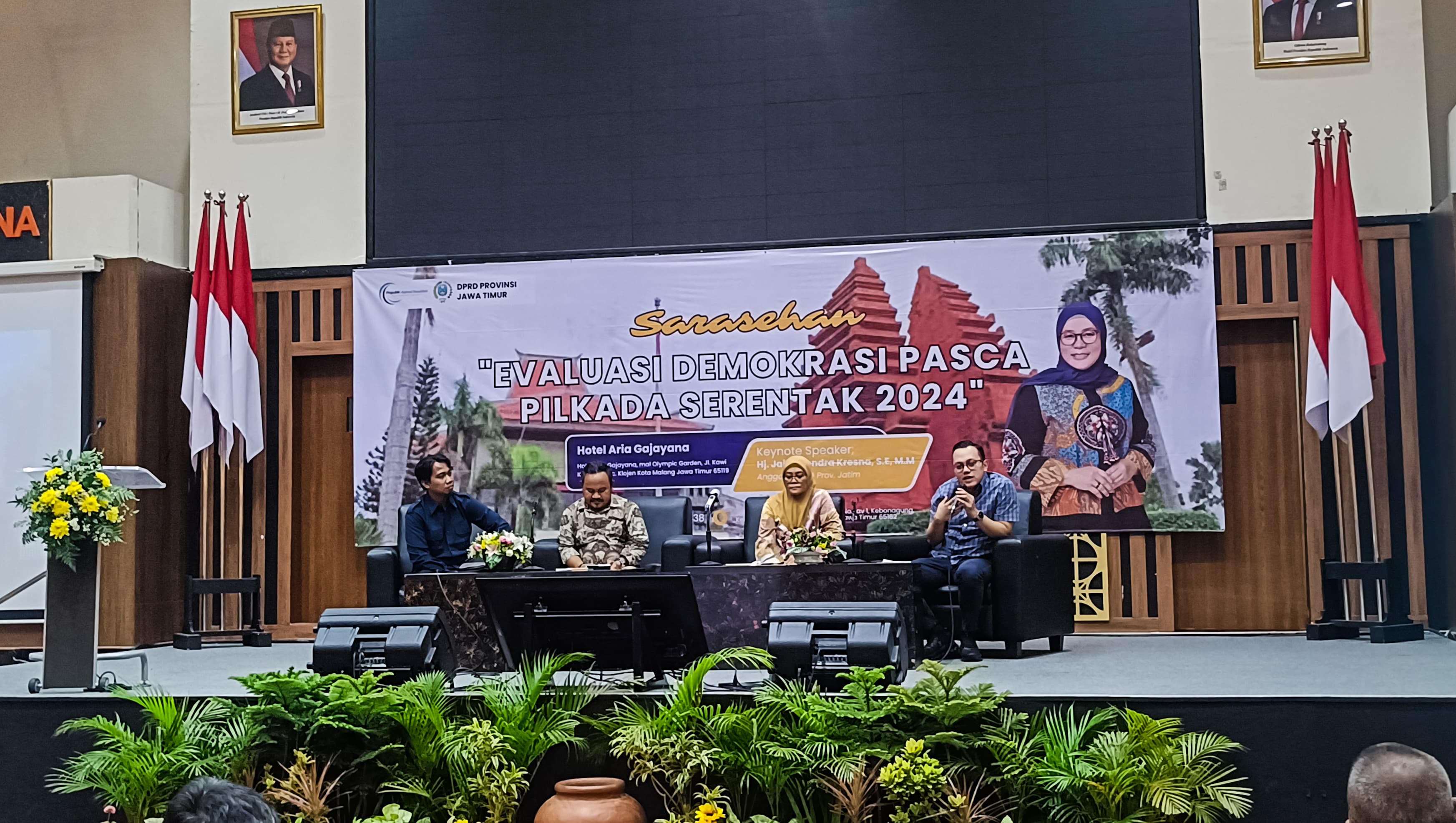 Hamdan Akbar Safara (kiri) selaku Anggota Bawaslu Kota Malang menjadi Narasumber dalam Sarasehan DPRD Jatim di Hotel Aria Gajayan kemarin (24/03).