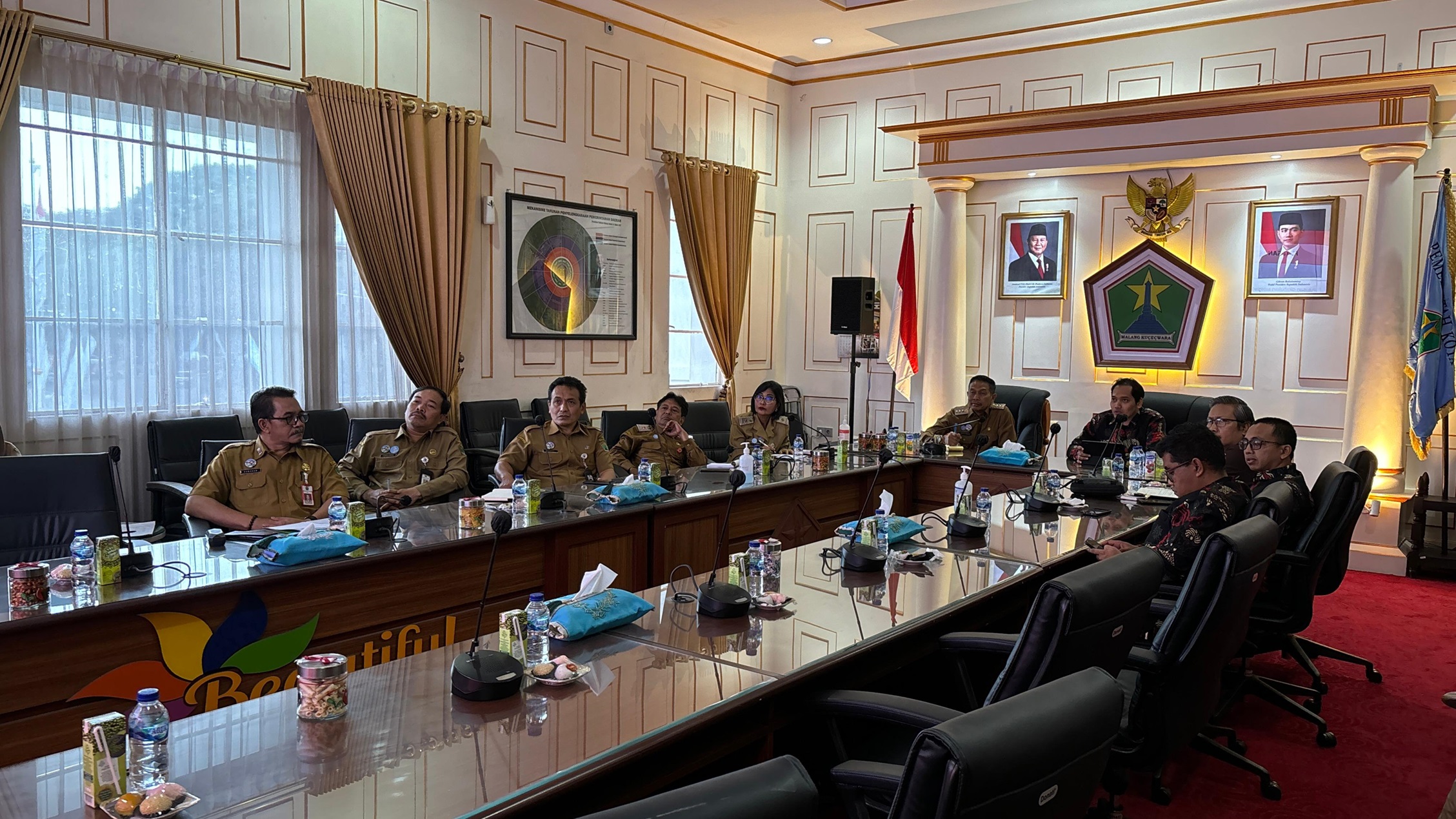 Jajaran Pimpinan Bawaslu Kota Malang melakukan audiensi bersama Jajaran Pemkot Malang di Ruang Rapat Balaikota Malang..