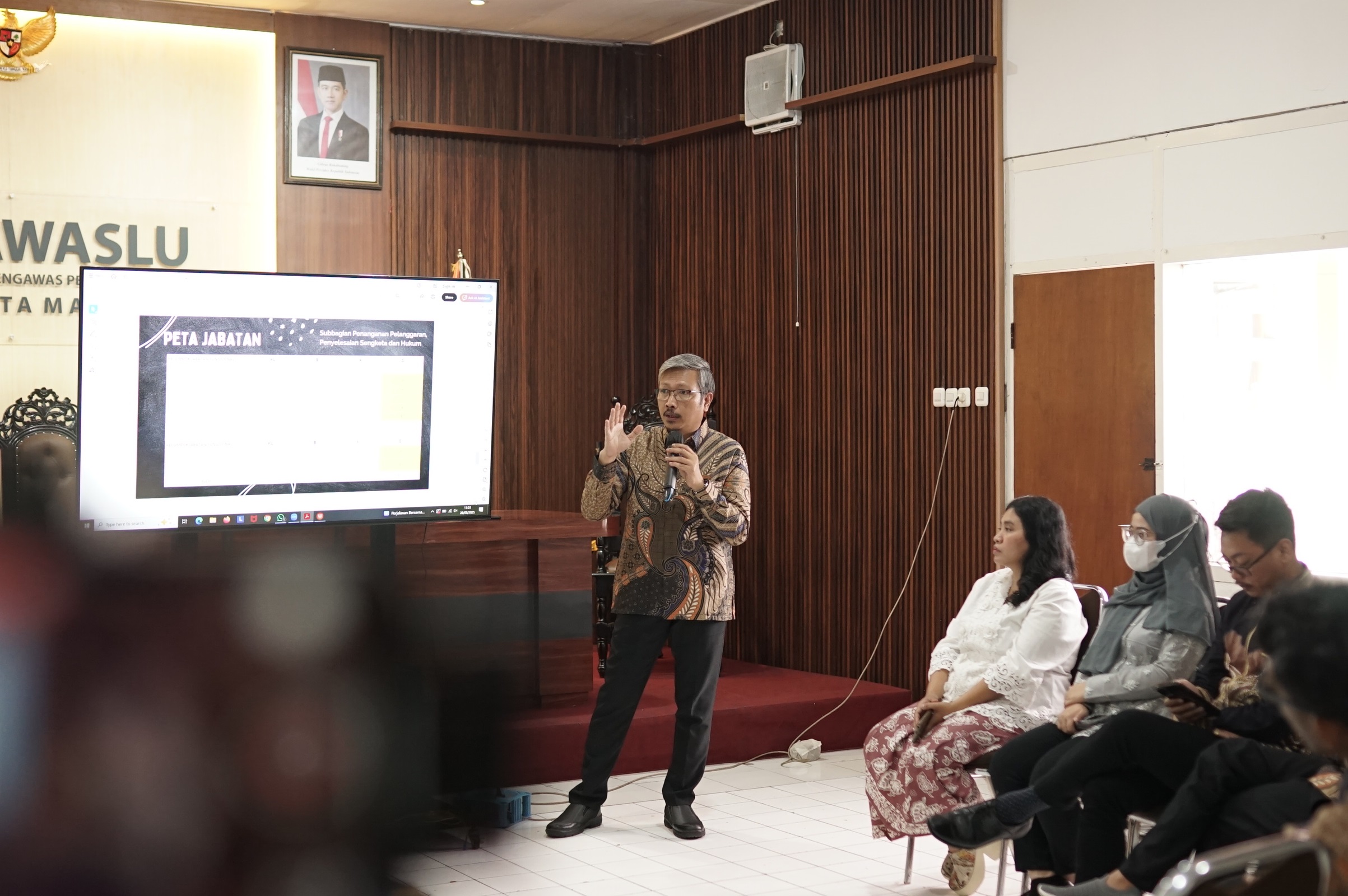 Budi Santoso, Kepala Sekretariat Bawaslu Kota Malang memimpin rapat pembahasan Pilot Project hari ini (26/08).