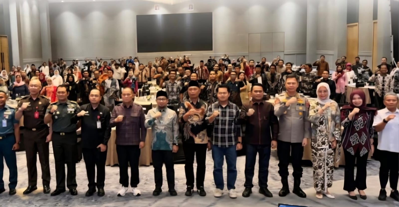 Totok Hariyono (tengah) bersama seluruh peserta Kick Off hari ini (19/08).