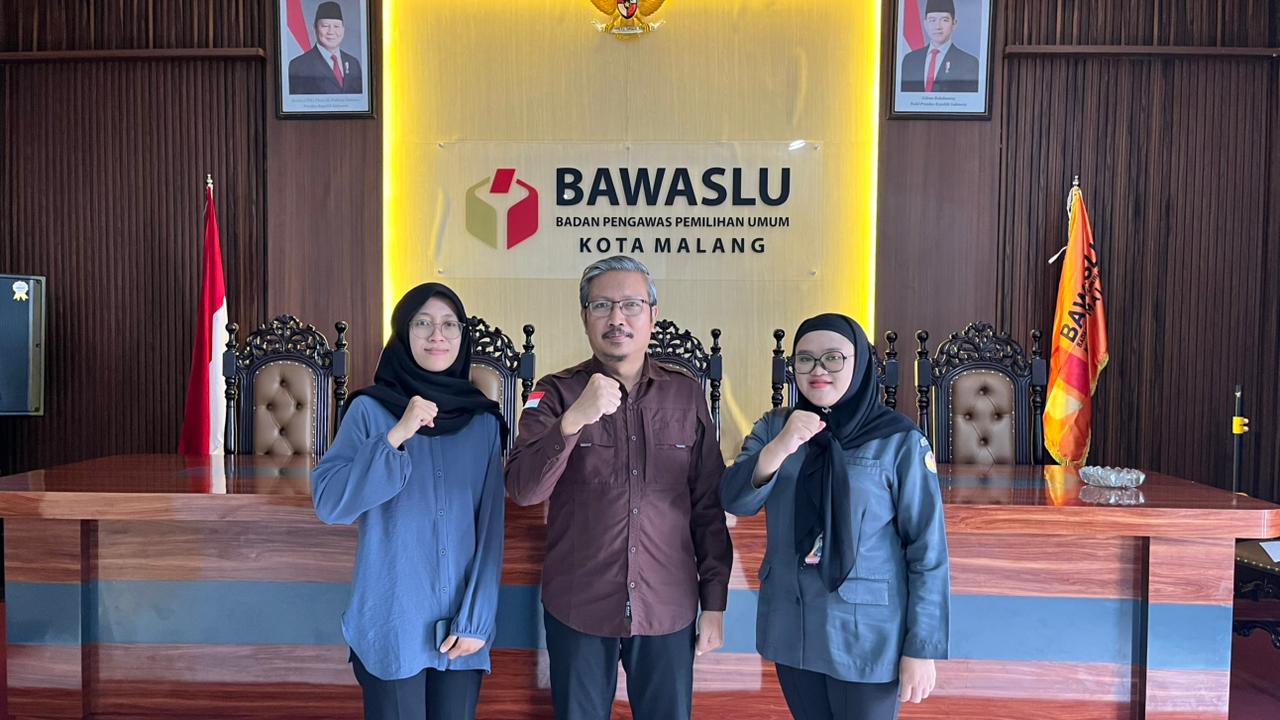 DOKUMENTASI : Staf Teknis Bawaslu RI (kiri) berfoto bersama Budi Santoso, Kepala Sekretariat Bawaslu Kota Malang (tengah), dan Okta Srinandha, Staf Teknis Divisi Data, Informasi, dan Penanganan Pelanggaran (kanan), usai supervisi di Kantor Bawaslu Kota Malang, Selasa (09/09).