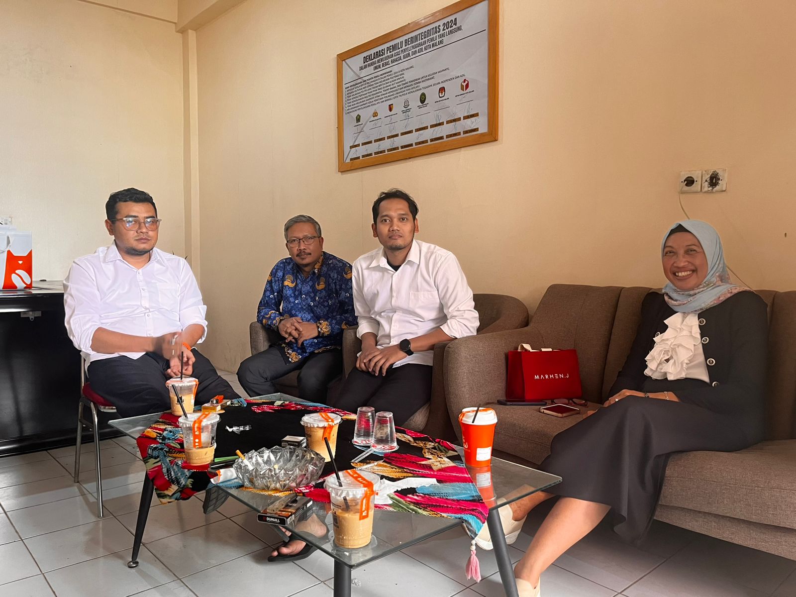 Jajaran Pimpinan Bawaslu Kota Malang, M. Hasbi, Budi Santoso dan M. Arifudin menyambut dengan hangat Yuni Lestari selaku perwakilan Bakesbangpol.