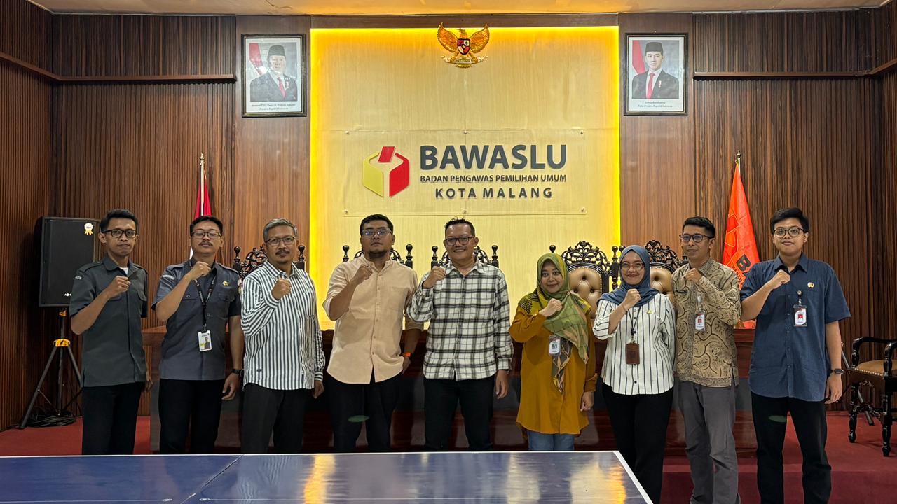 Jajaran Pimpinan dan Sekretariat Bawaslu Kota Malang berswafoto bersama KPU Kota Malang seusai berdiskusi hari ini (30/09).