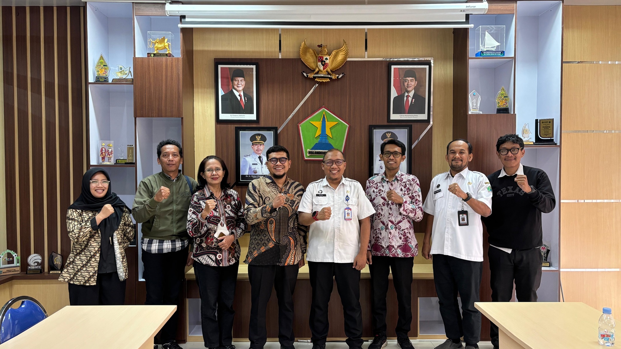 M. Hasbi (tengah berbatik), M. Wahyu Hidayat berswafoto bersama dengan seluruh jajaran yang hadir di Dispendukcapil hari ini (12/11).