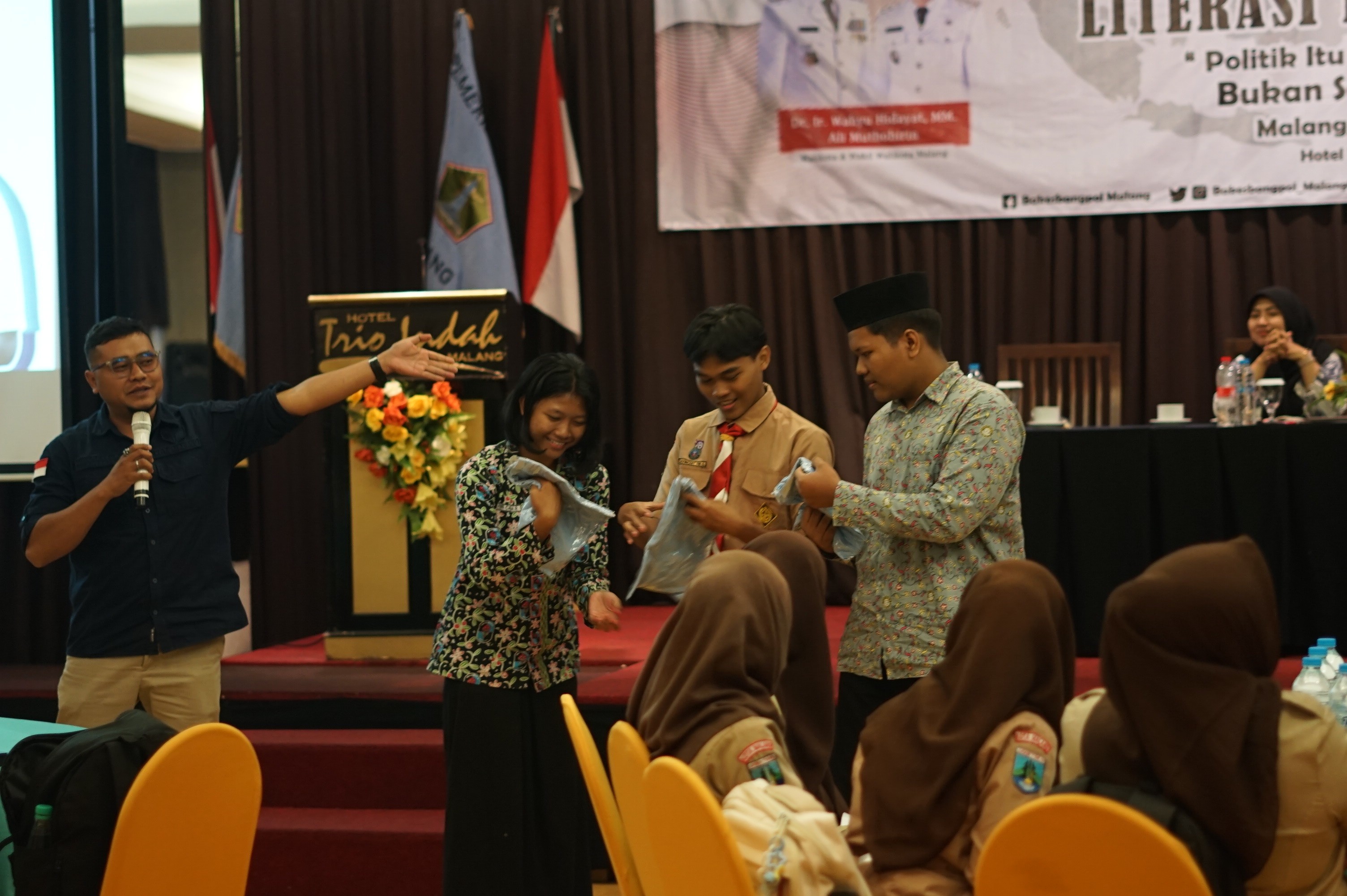 M. Hasbi (kiri) berinteraksi secara interaktif dengan peserta Literasi Politik 2025, hari ini (14/08).