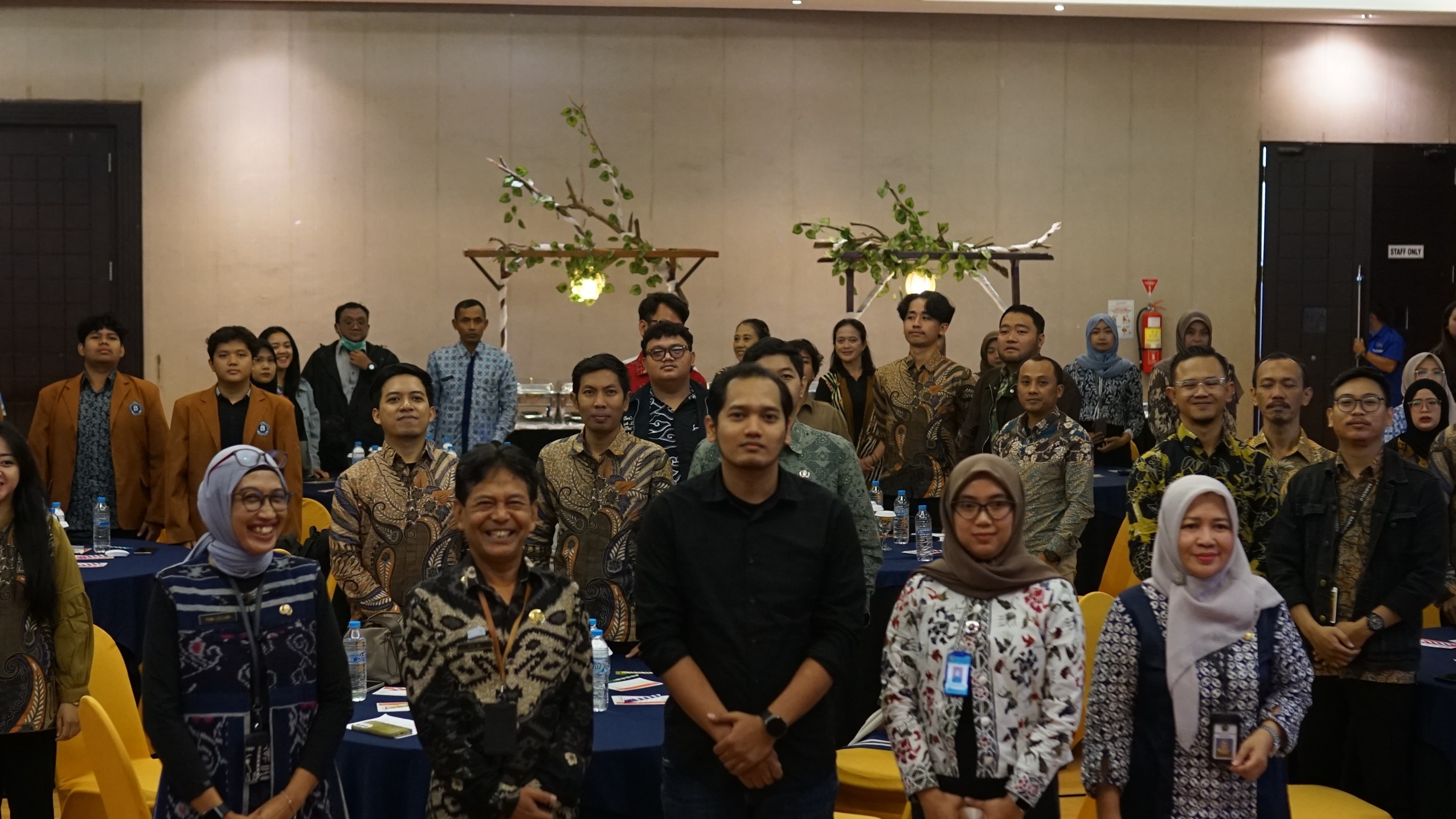 Ketua Bawaslu Kota Malang, M. Arifudin (tengah) berswafoto bersama seluruh peserta Literasi Politik 2025 hari ini (30/10).