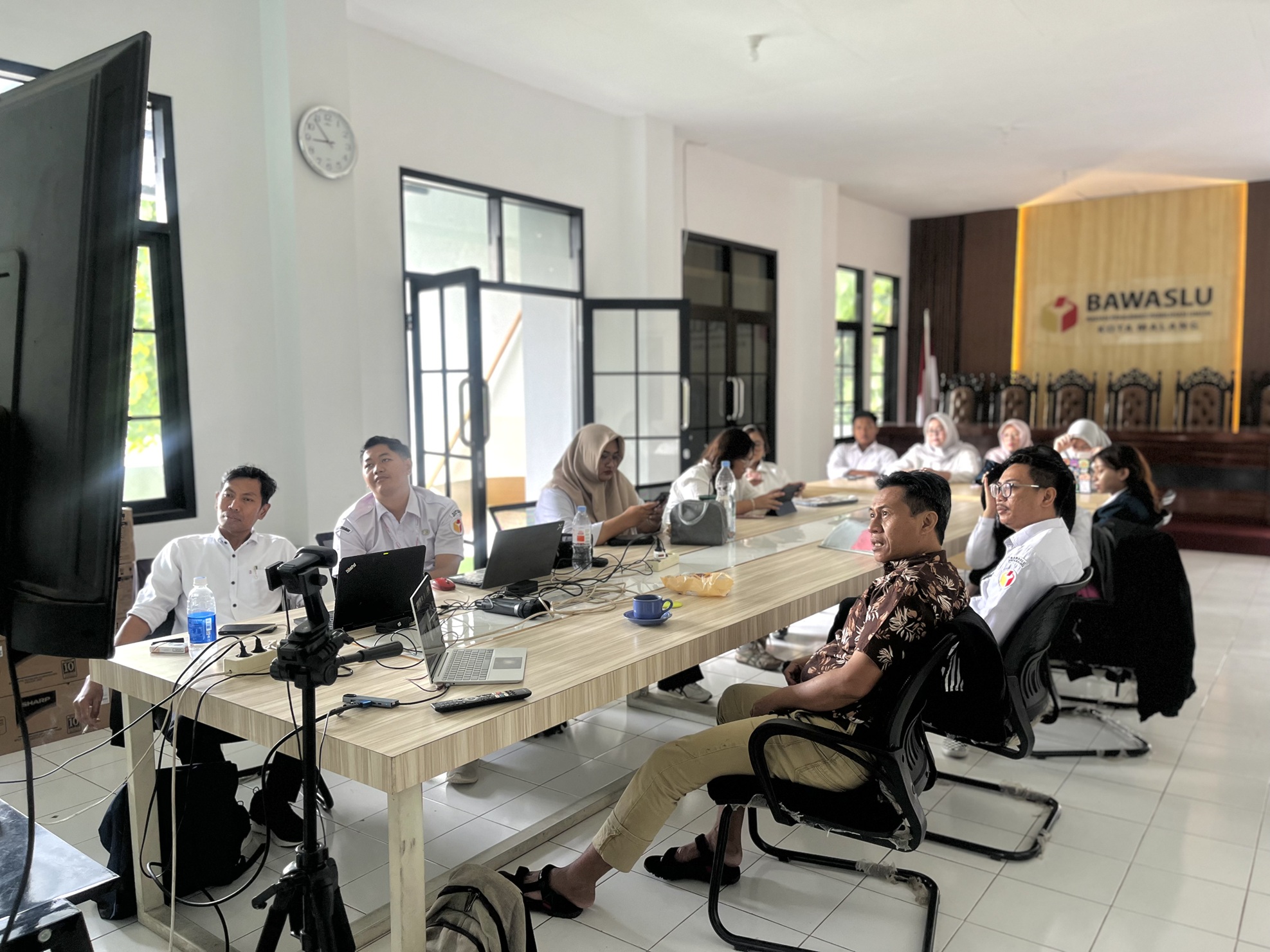 Peserta menyimak pemaparan Koordinator Divisi Hukum dan Penyelesaian Sengketa Bawaslu Kota Malang, Iwan Sunaryo, terkait studi kasus sengketa proses Pemilu 2024 antara PAN Kota Malang dan KPU Kota Malang.