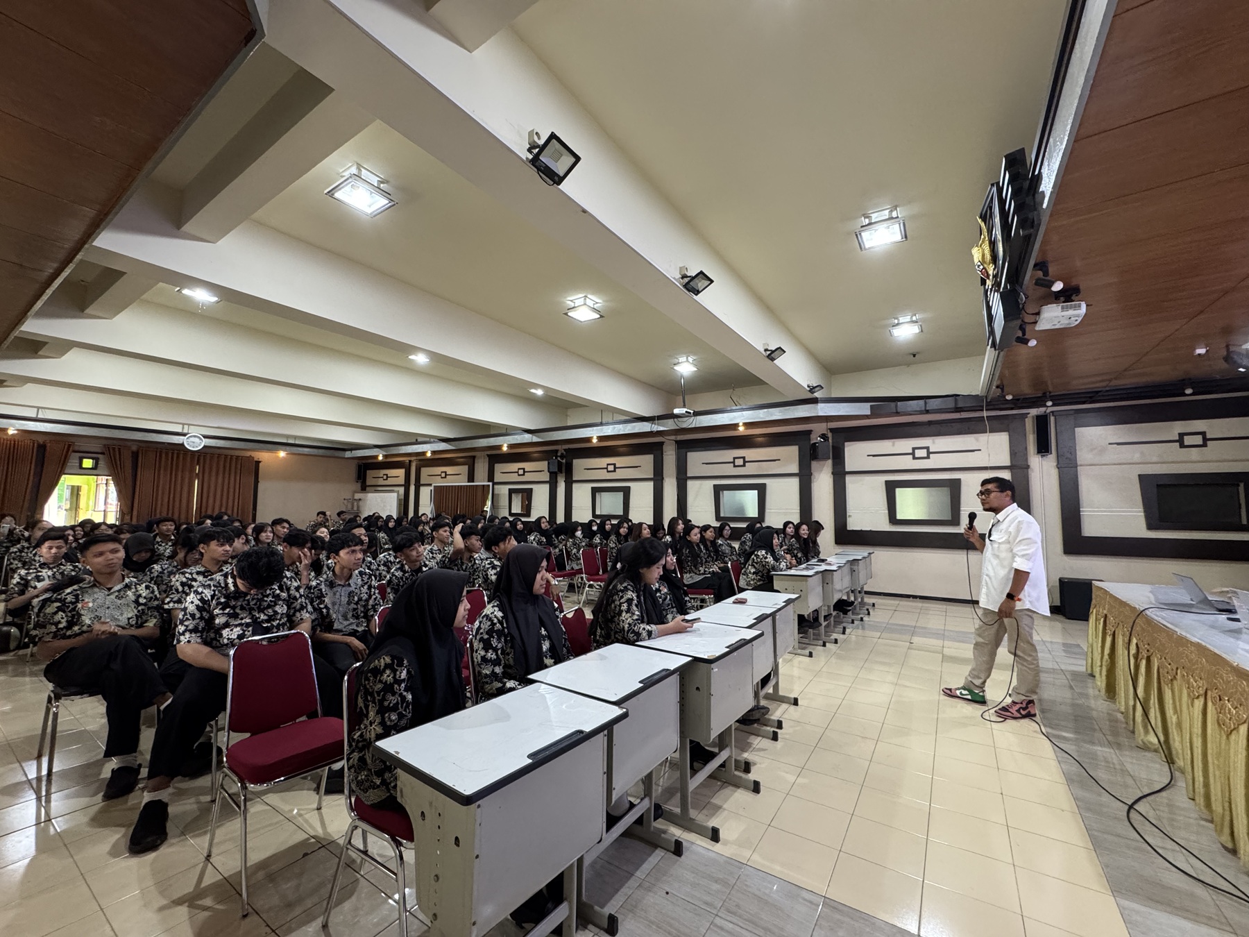 EDUKASI Suasana penyampaian materi dalam kegiatan sosialisasi yang diikuti para pelajar SMKN 3 Malang, menghadirkan dialog interaktif untuk memperkuat pemahaman tentang pengawasan dan tahapan Pemilu.