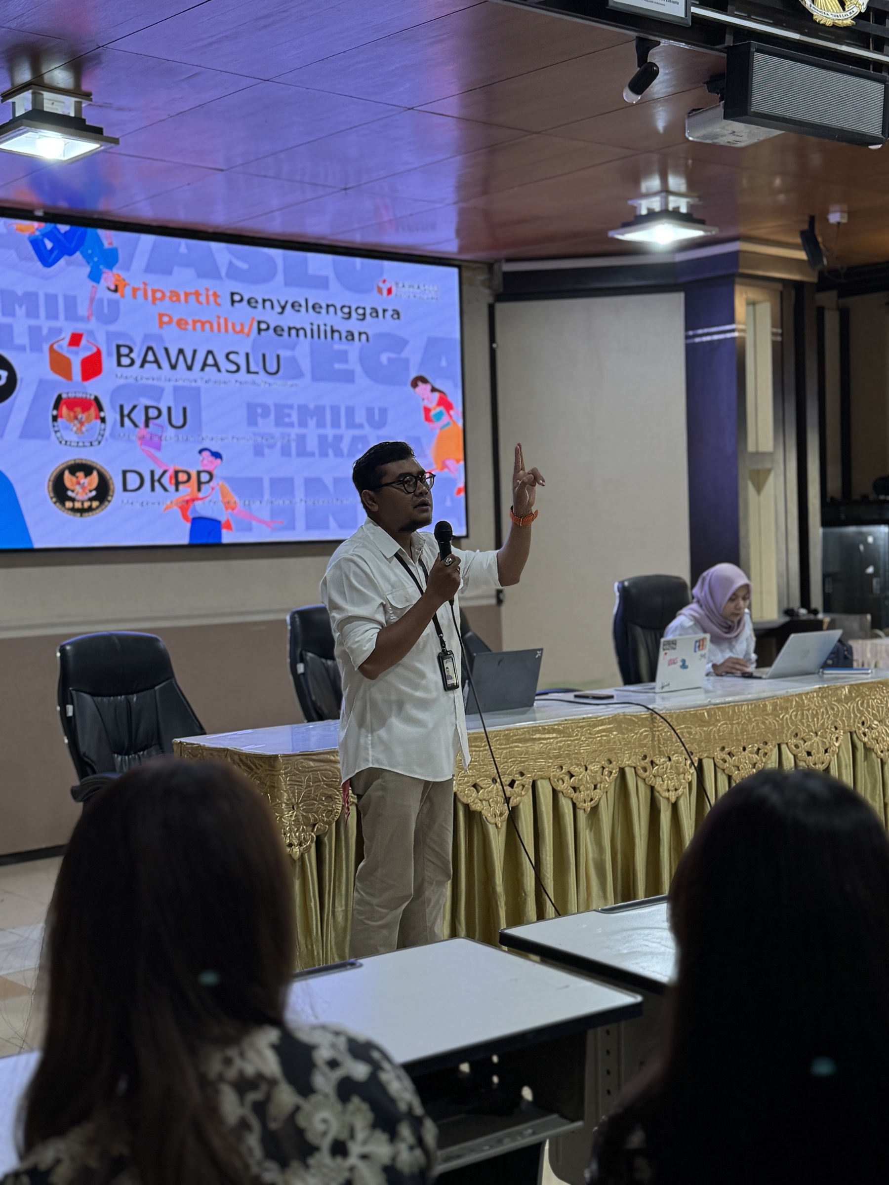 EDUKASI DEMOKRASI Hasbi Ash Shiddiqy menyampaikan materi dalam forum di SMKN 3 Malang. Kegiatan ini menjadi bagian dari penguatan pemahaman publik mengenai peran dan kewenangan masing-masing lembaga dalam menjaga integritas Pemilu dan Pemilihan.