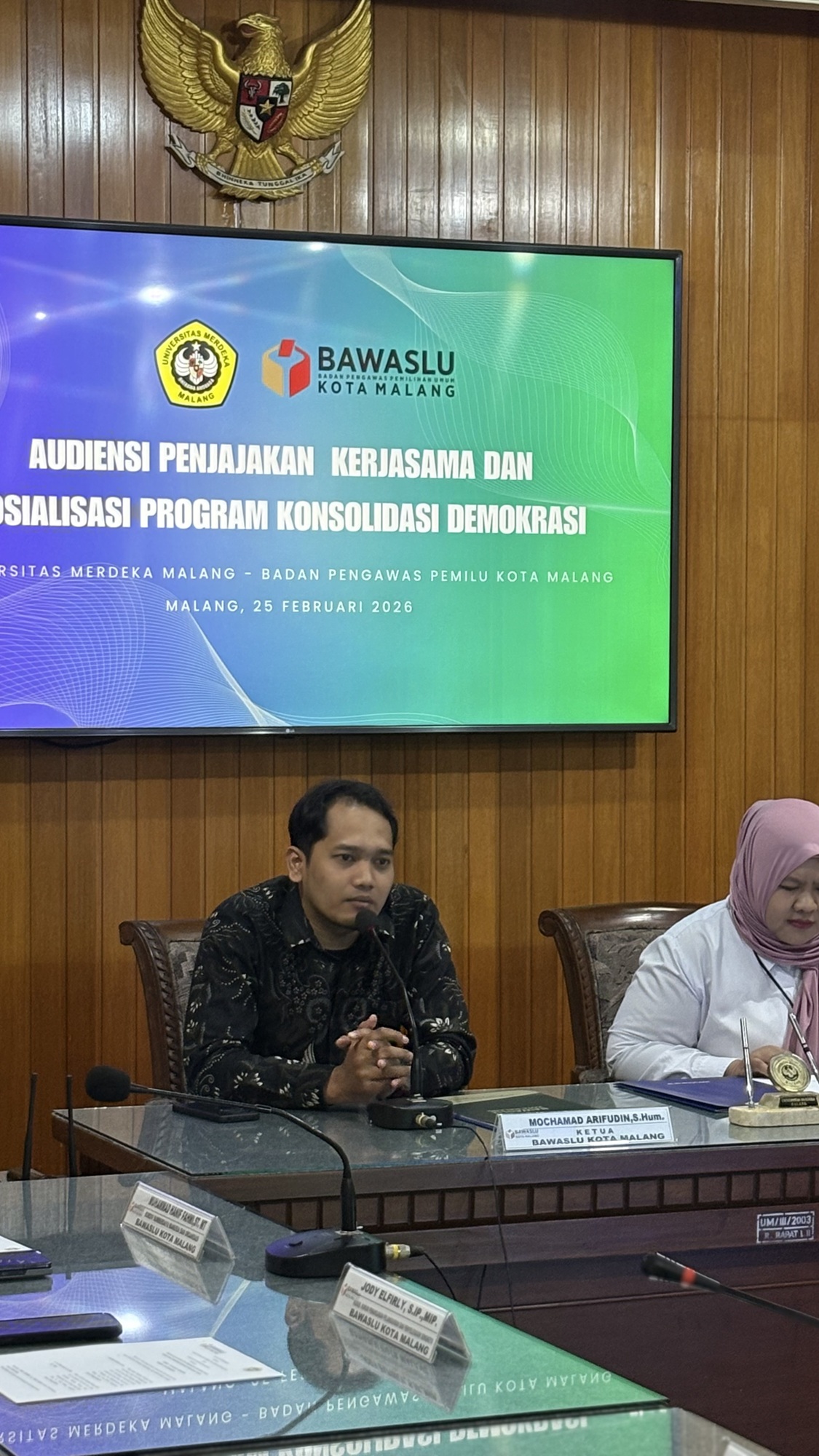 KOORDINASI Ketua Bawaslu Kota Malang Mochamad Arifudin memimpin audiensi penjajakan kerja sama bersama Universitas Merdeka Malang. Pertemuan ini menjadi langkah awal penguatan sinergi kelembagaan dalam mendukung pendidikan politik dan pengawasan partisipatif di Kota Malang.