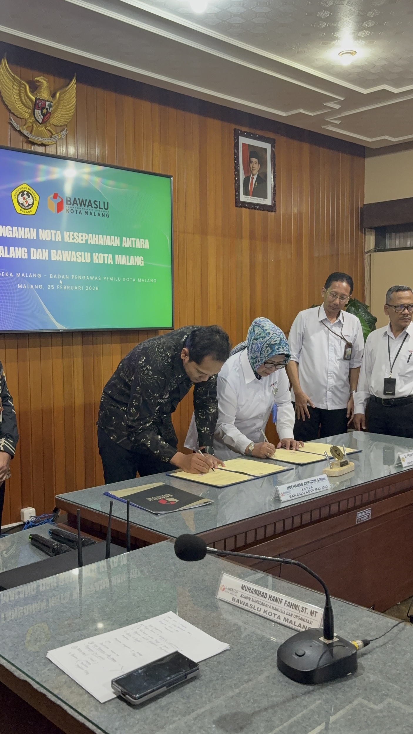 PENANDATANGANAN Bawaslu Kota Malang dan Universitas Merdeka Malang resmi menandatangani Nota Kesepahaman sebagai komitmen bersama memperkuat sinergi kelembagaan dalam pengembangan pendidikan politik, riset kepemiluan, dan pengawasan partisipatif di Kota Malang.