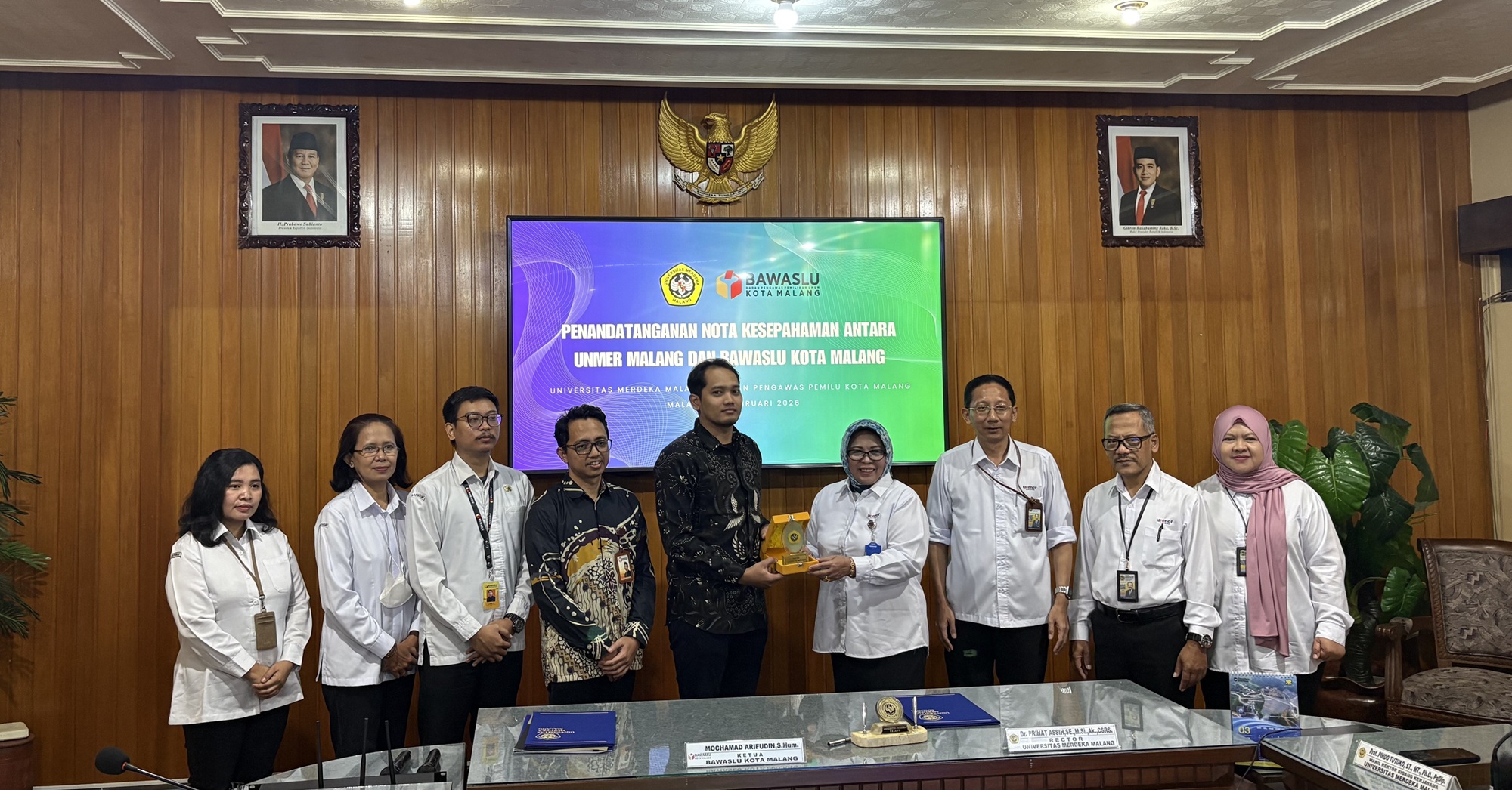 SINERGI Penandatanganan Nota Kesepahaman antara Universitas Merdeka Malang dan Bawaslu Kota Malang sebagai langkah strategis memperkuat kolaborasi kelembagaan dalam pengembangan Tri Dharma Perguruan Tinggi serta penguatan pengawasan Pemilu di Kota Malang.