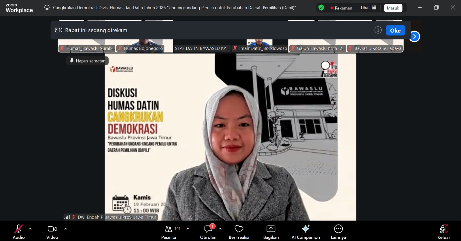 Anggota Bawaslu Jatim, Dwi Endah sedang memberikan sambutan dan arahan sebelum dimulainya diskusi "Cangkrukan Demokrasi" siang tadi (19/02).