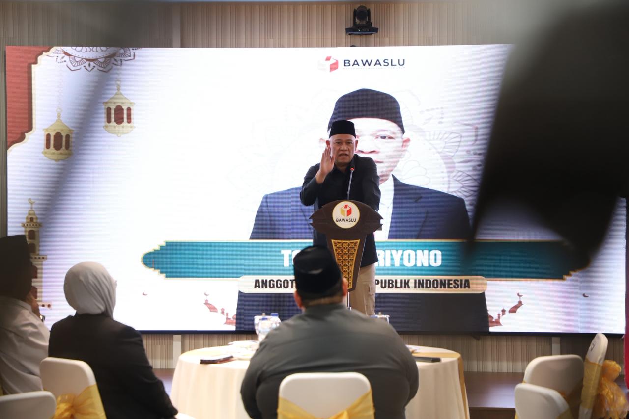 Pimpinan Bawaslu RI, Totok Hariyono saat memberikan sambutan dan arahan dalam Kick Off Ngabuburit Pengawasan kemarin (23/02).