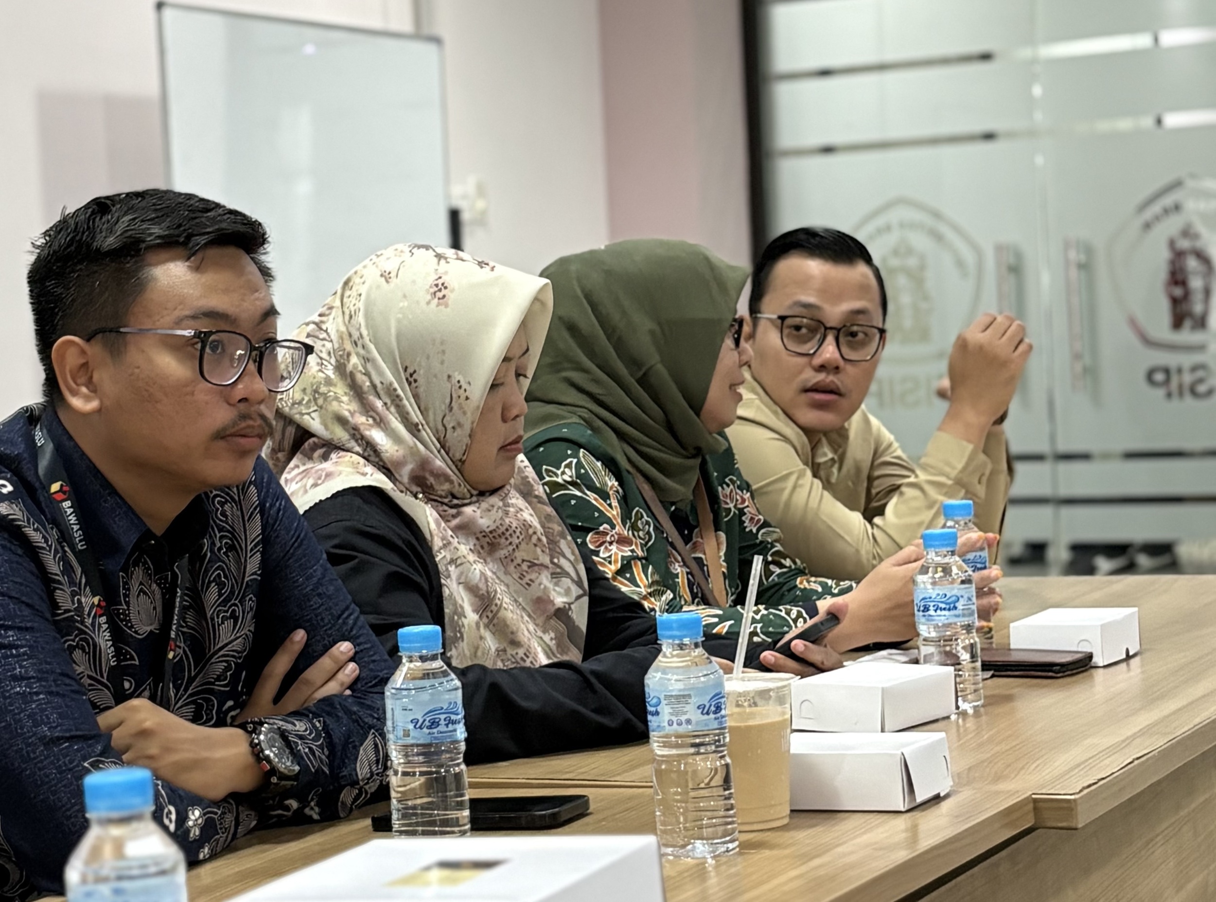 Hamdan Akbar Safara, Koordiv Penanganan Pelanggaran, Data, dan Informasi Bawaslu Kota Malang, bersama peserta diskusi serius menyimak pemaparan serta membahas proyeksi kondisi demokrasi Indonesia hingga 2029.