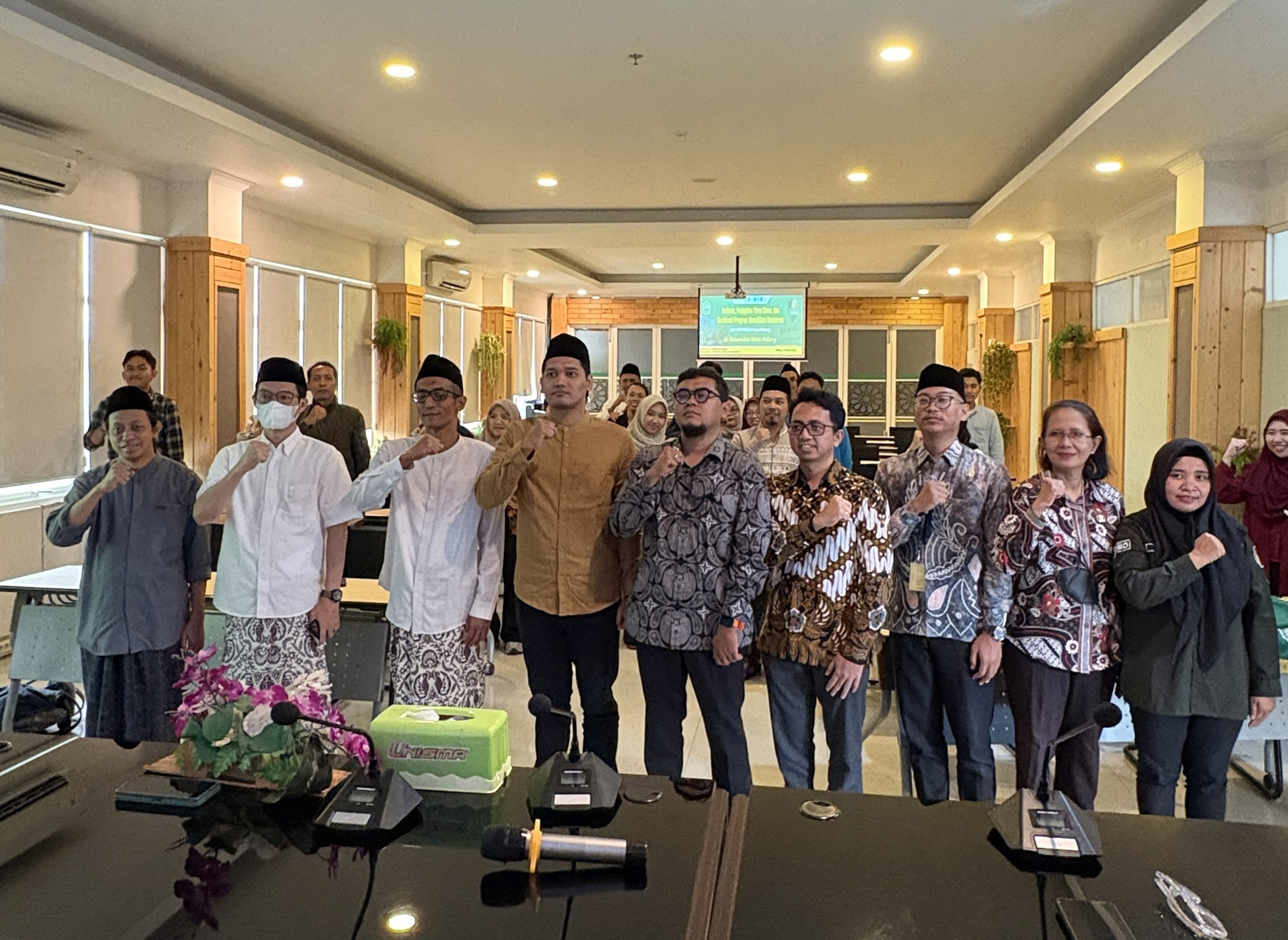 KEBERSAMAAN Jajaran Bawaslu Kota Malang dan sivitas akademika Universitas Islam Malang berfoto bersama usai audiensi dan penjajakan kerja sama dalam rangka sosialisasi program konsolidasi kelembagaan.