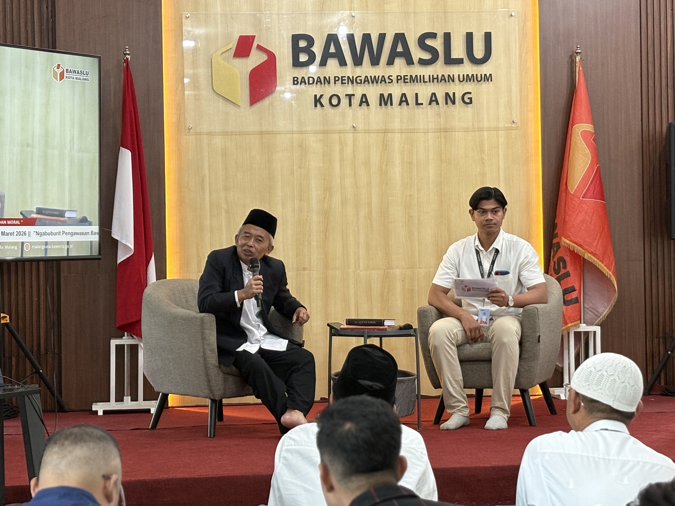 TAUSIYAH Ustadz Insan Muhtadwan menyampaikan tausyiah dalam kegiatan Ngabuburit Pengawasan Bawaslu Kota Malang, mengajak peserta merefleksikan pentingnya demokrasi yang berlandaskan akhlak, kejujuran, dan tanggung jawab.
