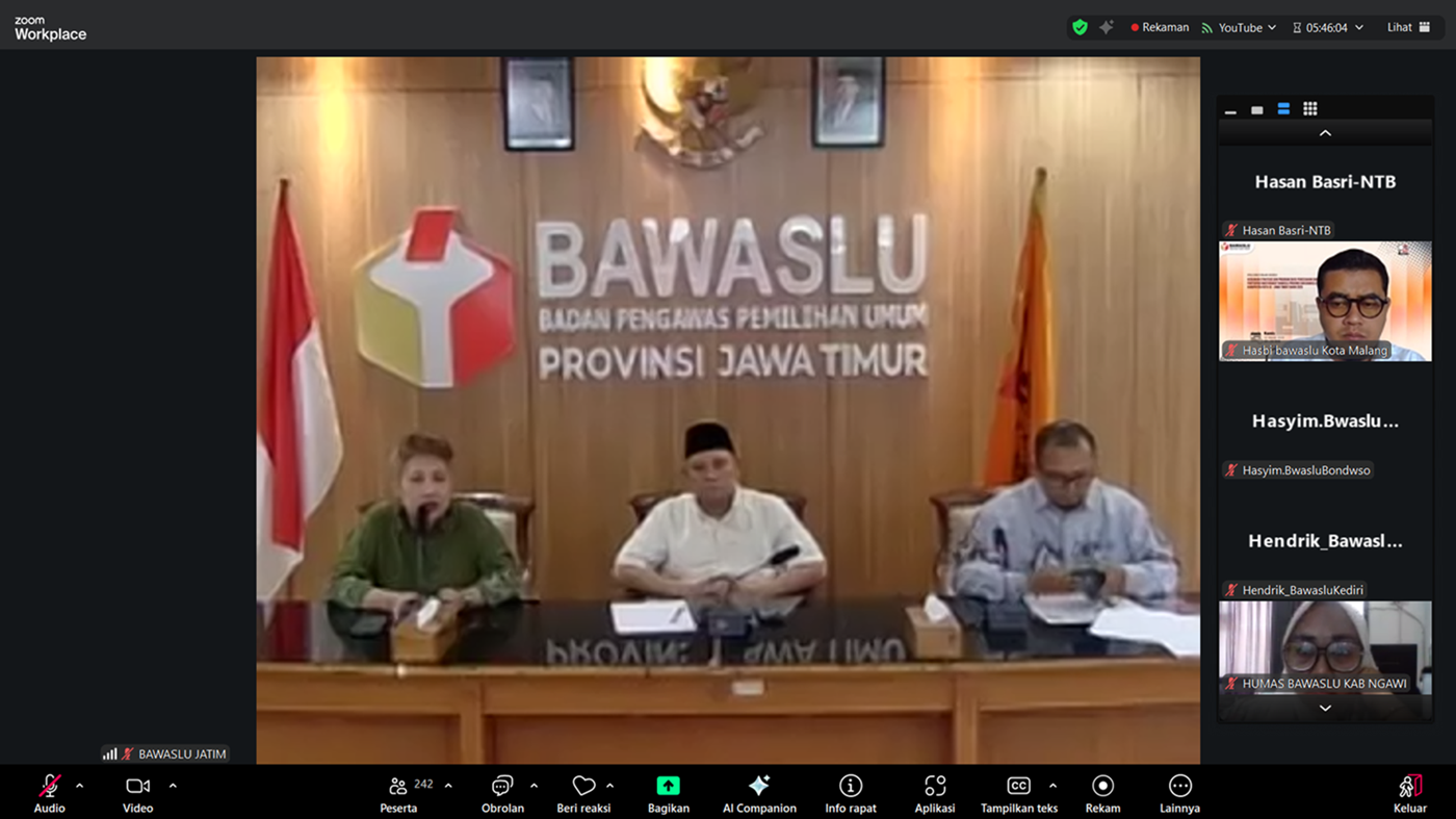 SAMBUTAN Koordinator Divisi Pencegahan dan Partisipasi Masyarakat Bawaslu Jawa Timur, Eka Rahmawati, bersama Koordinator Divisi Hukum dan Penyelesaian Sengketa Bawaslu RI, Totok Hariyono, menyampaikan sambutan dalam peluncuran buku kebijakan strategis P2H Bawaslu se-Jawa Timur yang digelar secara daring.