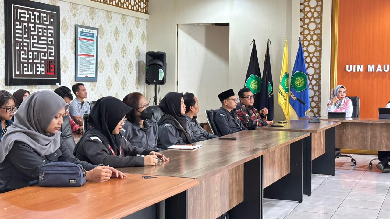 PAPARAN Anggota Bawaslu Kota Malang, M. Hasbi Ash Shiddiqy, menyampaikan tujuan audiensi terkait penjajakan kerja sama penguatan konsolidasi demokrasi dan literasi kepemiluan bersama UIN Maulana Malik Ibrahim Malang, Senin (2/3/2026).