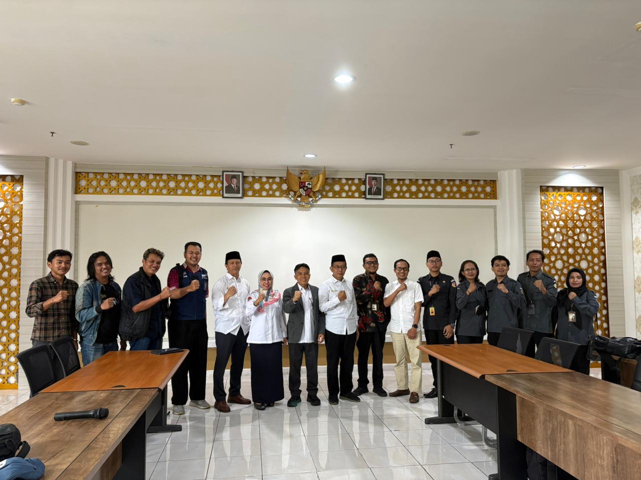 SINERGI Anggota Bawaslu Kota Malang, M. Hasbi Ash Shiddiqy dan staf, bersama Wakil Rektor IV UIN Maulana Malik Ibrahim Malang dan jajaran berfoto bersama usai audiensi penjajakan kerja sama penguatan konsolidasi demokrasi, Senin (2/3/2026), di Gedung Rektorat UIN Maulana Malik Ibrahim Malang.