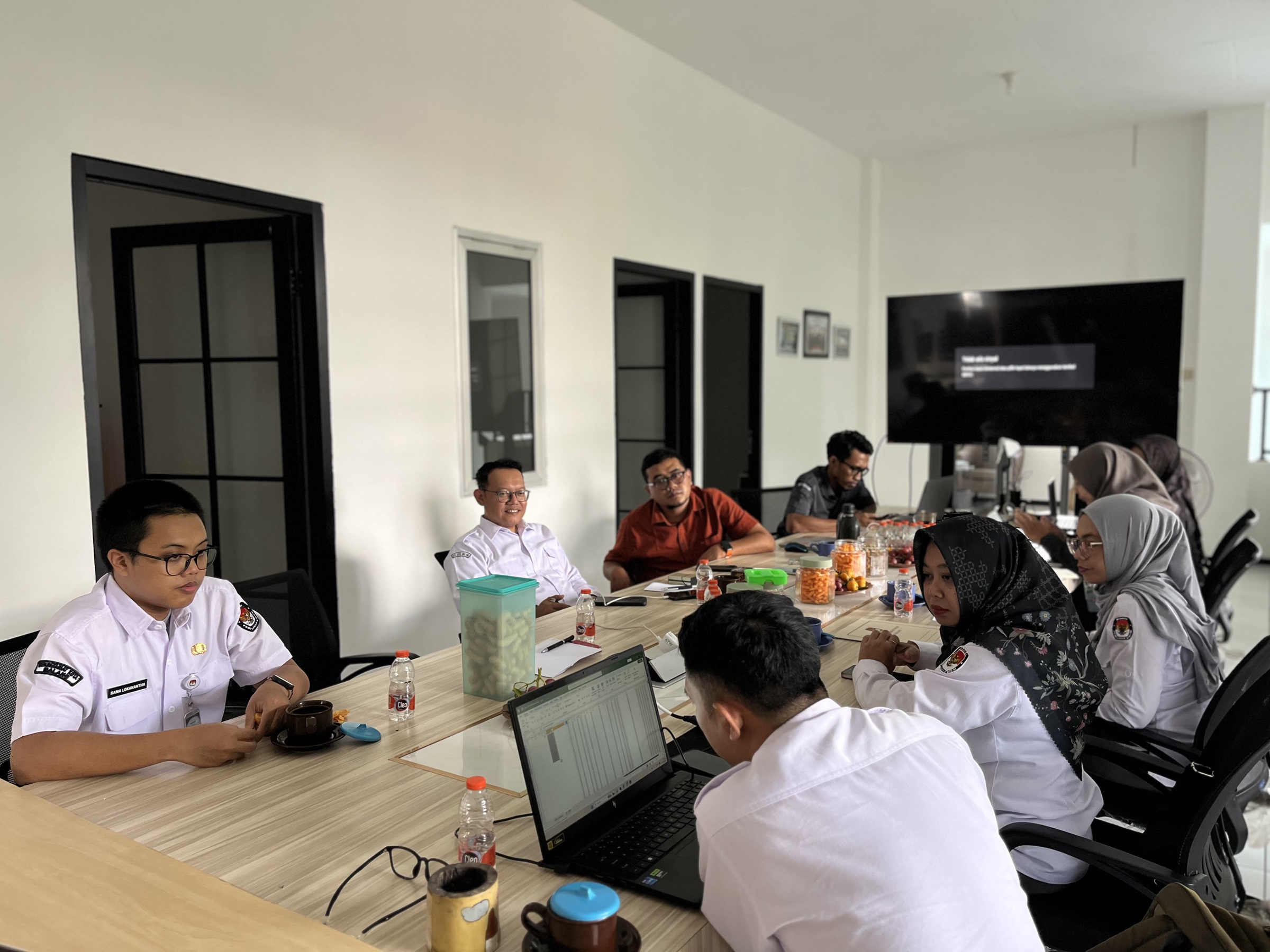SINERGI Bawaslu Kota Malang melaksanakan koordinasi bersama KPU Kota Malang sebagai tindak lanjut persiapan Rapat Pleno Rekapitulasi DPB Triwulan I Tahun 2026 guna memastikan akurasi dan kualitas data pemilih.