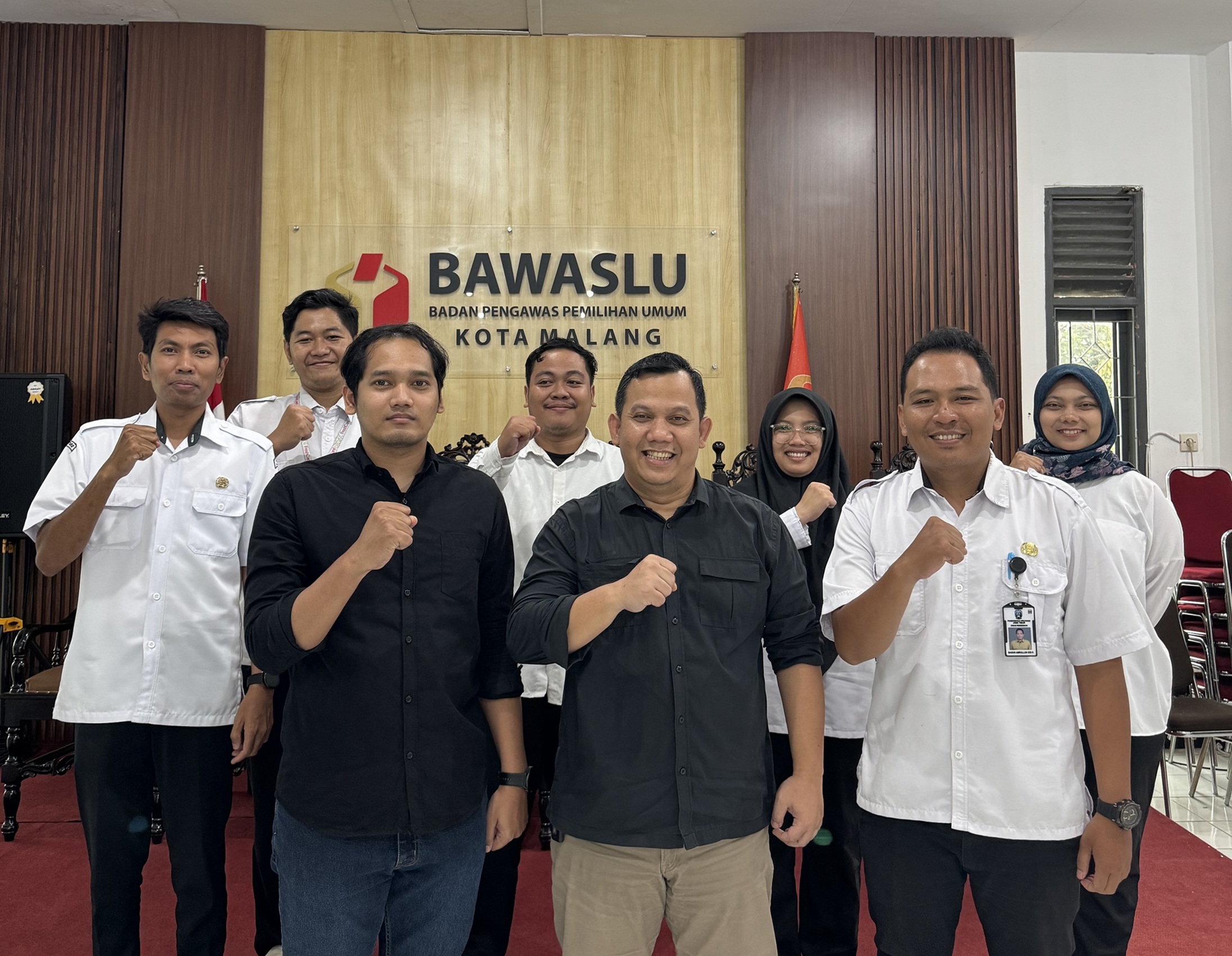 KOMITMEN Ketua Bawaslu Kota Malang, M. Arifudin, bersama perwakilan DPRD Kota Malang berfoto usai kunjungan kerja sebagai bentuk penguatan sinergi antar lembaga dalam menjaga kualitas demokrasi yang transparan, akuntabel, dan berintegritas di Kota Malang.