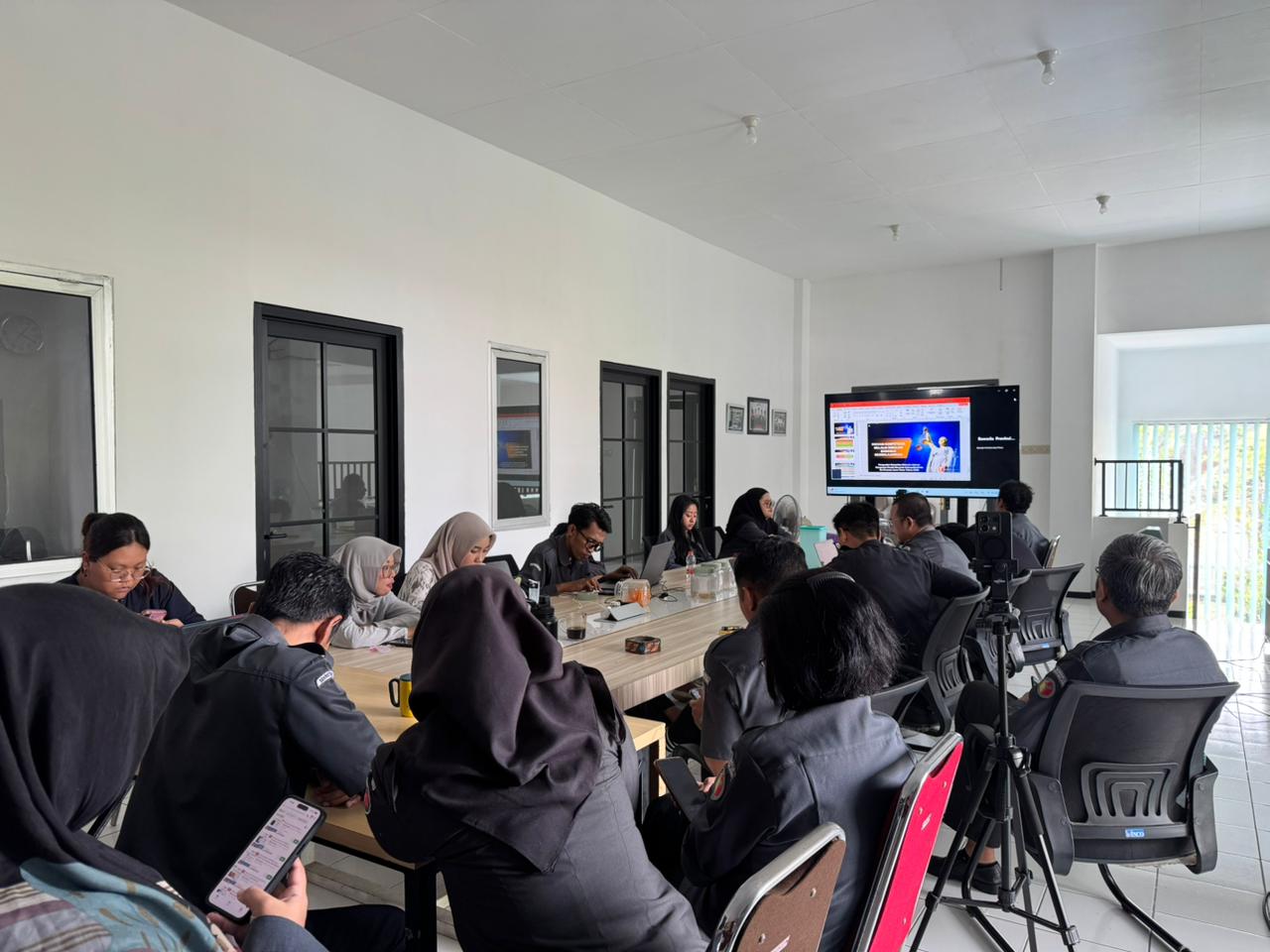 SOSIALISASI Seluruh Jajaran Pimpinan dan Staf Sekretariat Bawaslu Kota Malang mengikuti kegiatan sosialisasi Kompetisi Membelajarkan Bawaslu sebagai upaya memperkuat kapasitas internal dalam penyusunan konten edukasi publik berbasis digital.