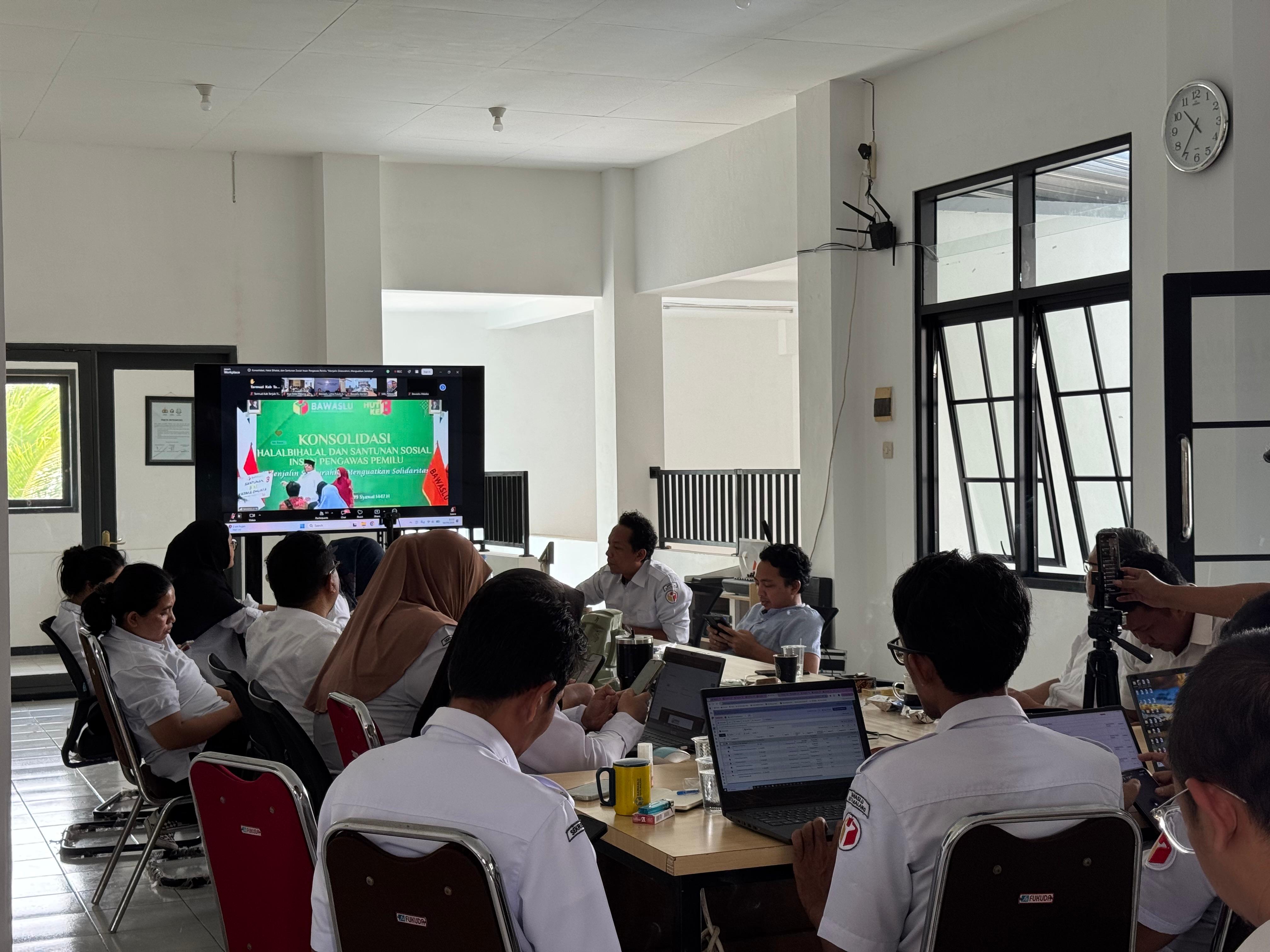 KEBERSAMAAN Jajaran pimpinan dan staf sekretariat Bawaslu Kota Malang mengikuti kegiatan Konsolidasi, Halal Bihalal, dan Santunan Sosial Insan Pengawas Pemilu secara daring sebagai wujud penguatan solidaritas dan silaturahmi antar pengawas Pemilu.