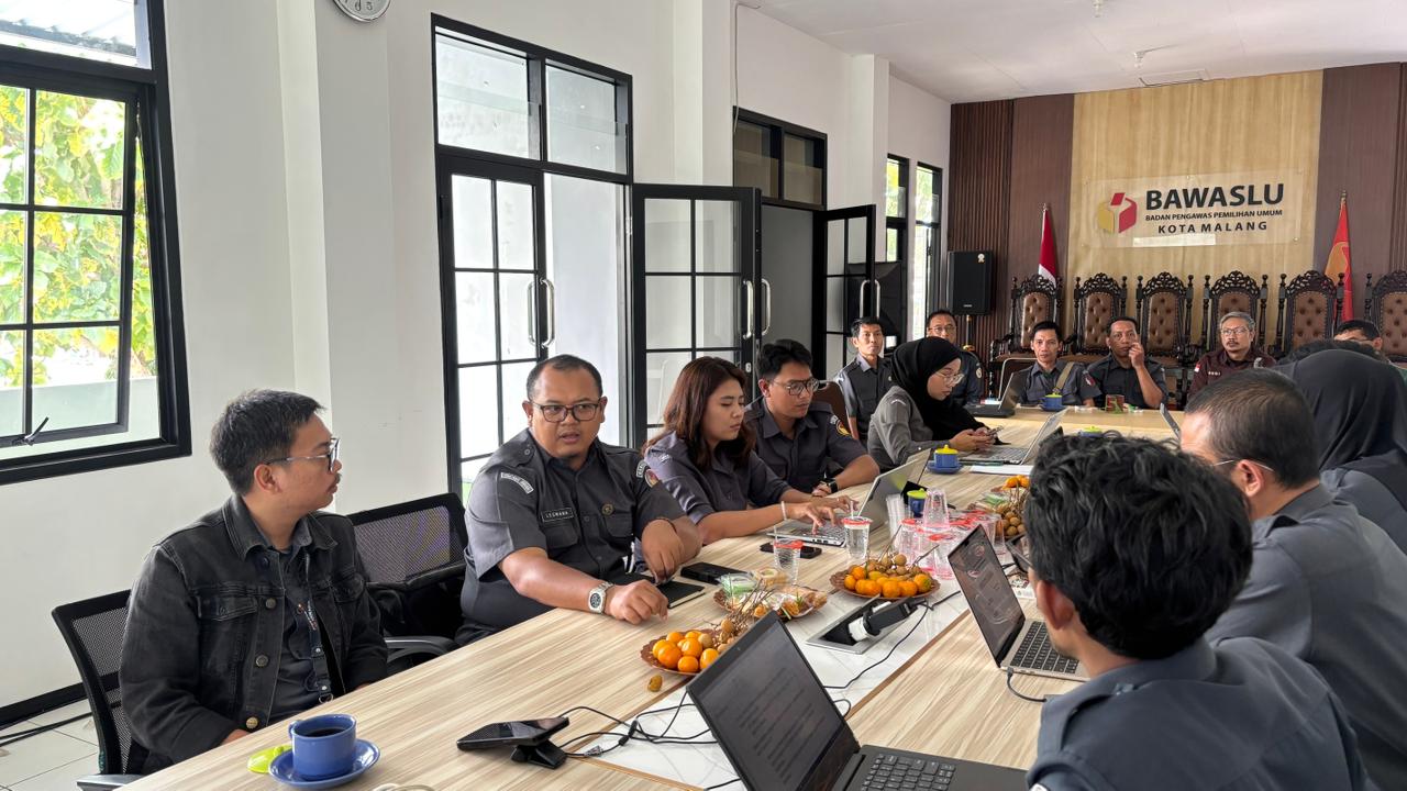 KOORDINASI: Bawaslu Provinsi Jawa Timur bersama Bawaslu Kota Malang melaksanakan supervisi dan monitoring guna memastikan optimalisasi kinerja kelembagaan, Selasa (14/06).