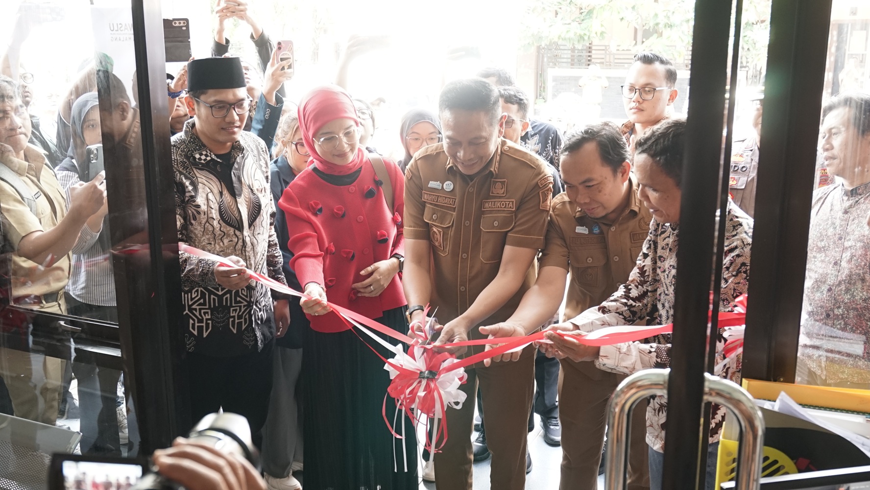 PERESMIAN Walikota Malang, Wakil Walikota Malang, Ketua DPRD Kota Malang bersama jajaran Bawaslu Kota Malang melakukan prosesi pengguntingan pita sebagai simbol peresmian kantor baru Bawaslu Kota Malang dalam rangka penguatan kelembagaan dan konsolidasi demokrasi.