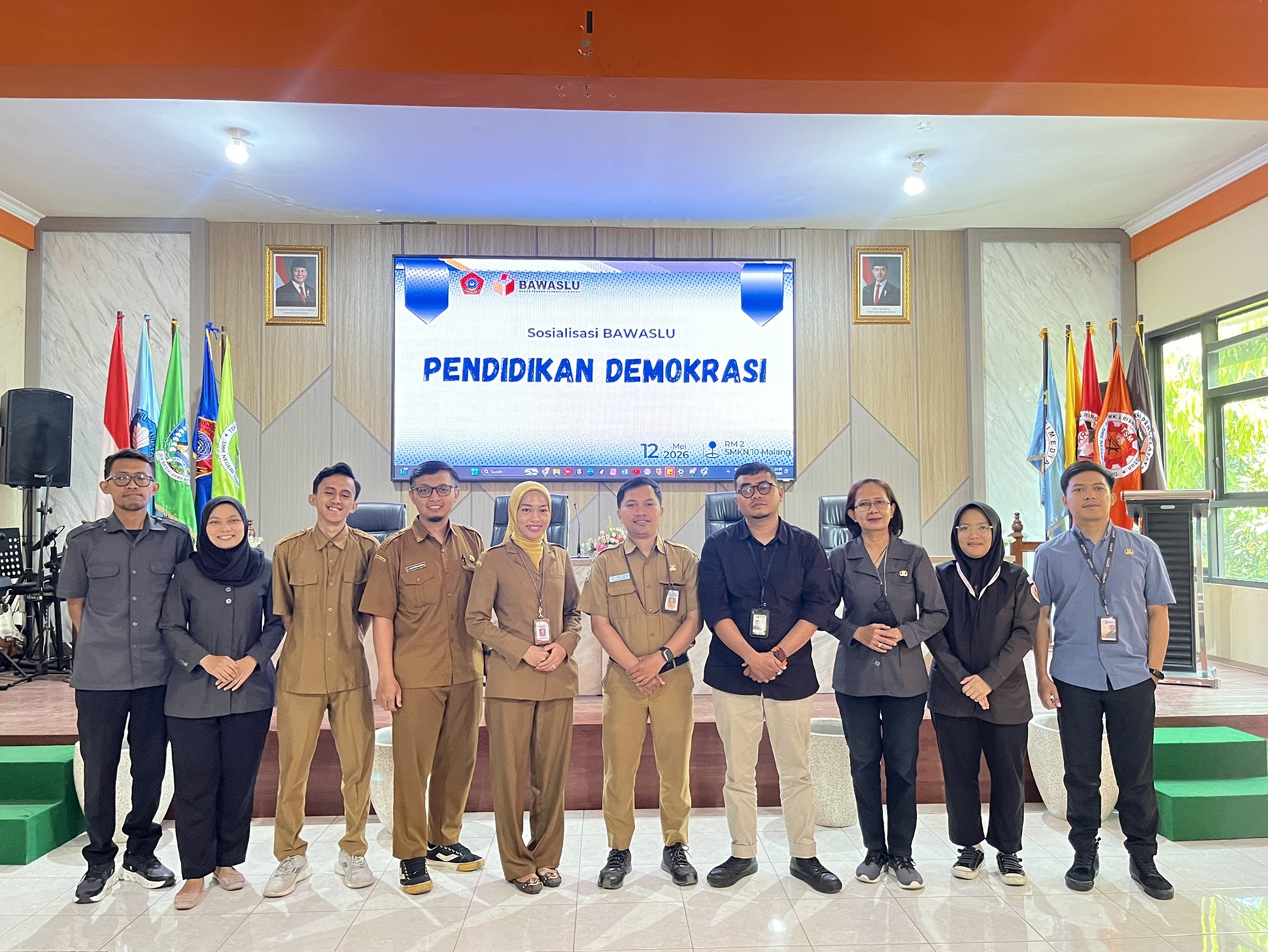 SINERGI Bawaslu Kota Malang bersama jajaran SMKN 10 Malang berfoto bersama usai pelaksanaan kegiatan Bawaslu Goes to School sebagai bentuk kolaborasi dalam penguatan pendidikan demokrasi bagi generasi muda.