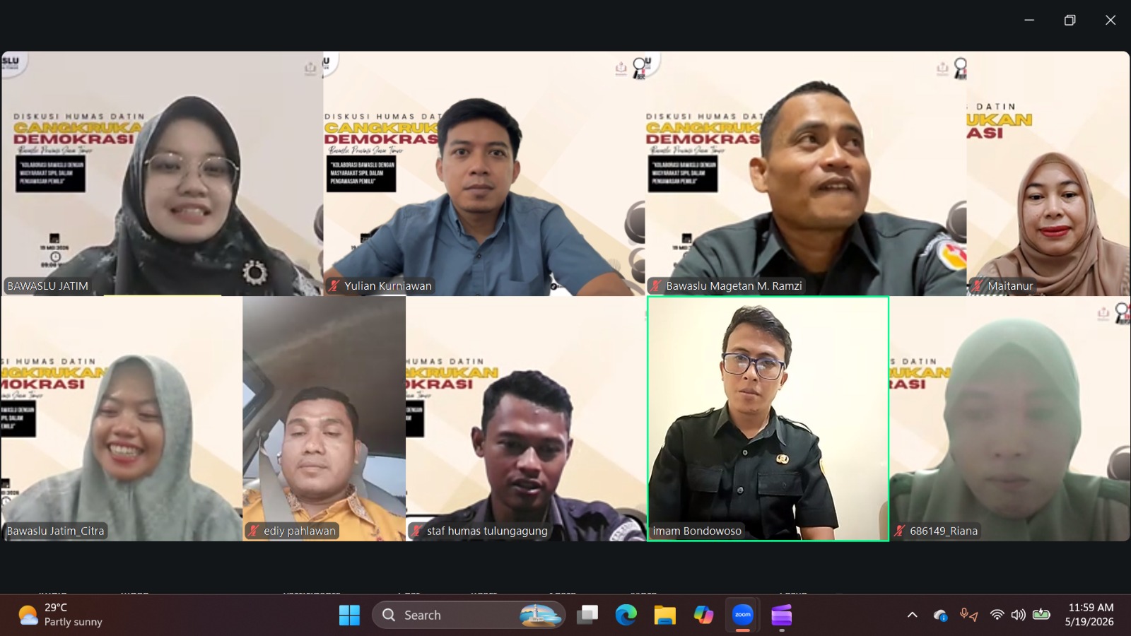 Bawaslu Kota Malang mengikuti “Cangkrukan Demokrasi” yang digelar Bawaslu Provinsi Jawa Timur secara daring pada Selasa (19/5/2026) sebagai upaya memperkuat komunikasi publik, literasi demokrasi, dan pengawasan partisipatif bersama seluruh Bawaslu kabupaten/kota se-Jawa Timur.